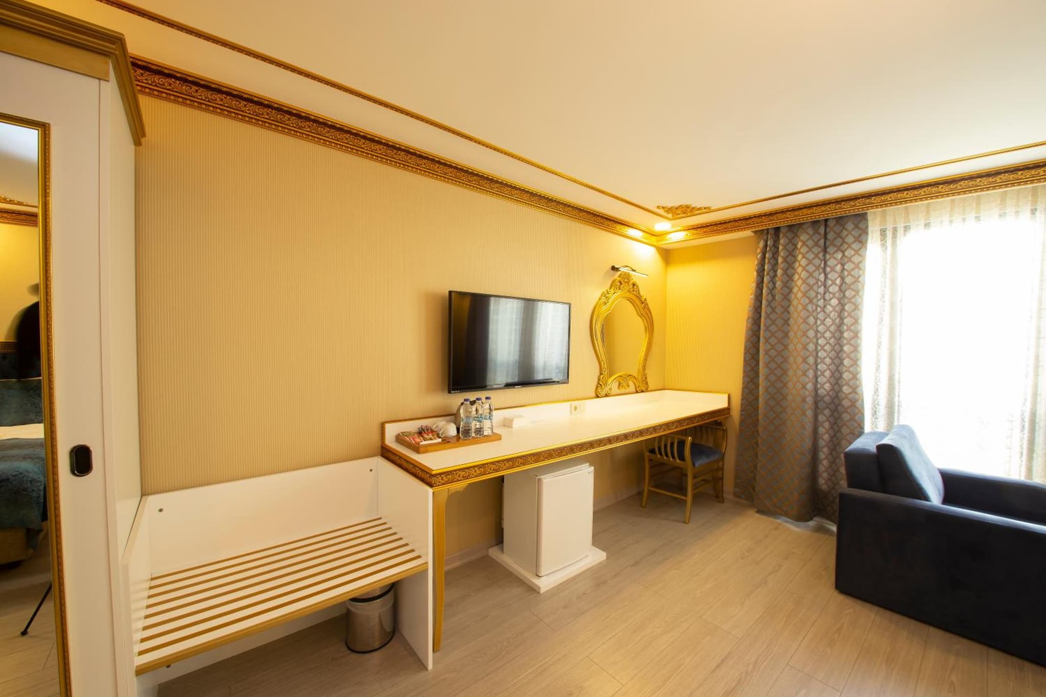 Empire Suite Hotel - Image 2