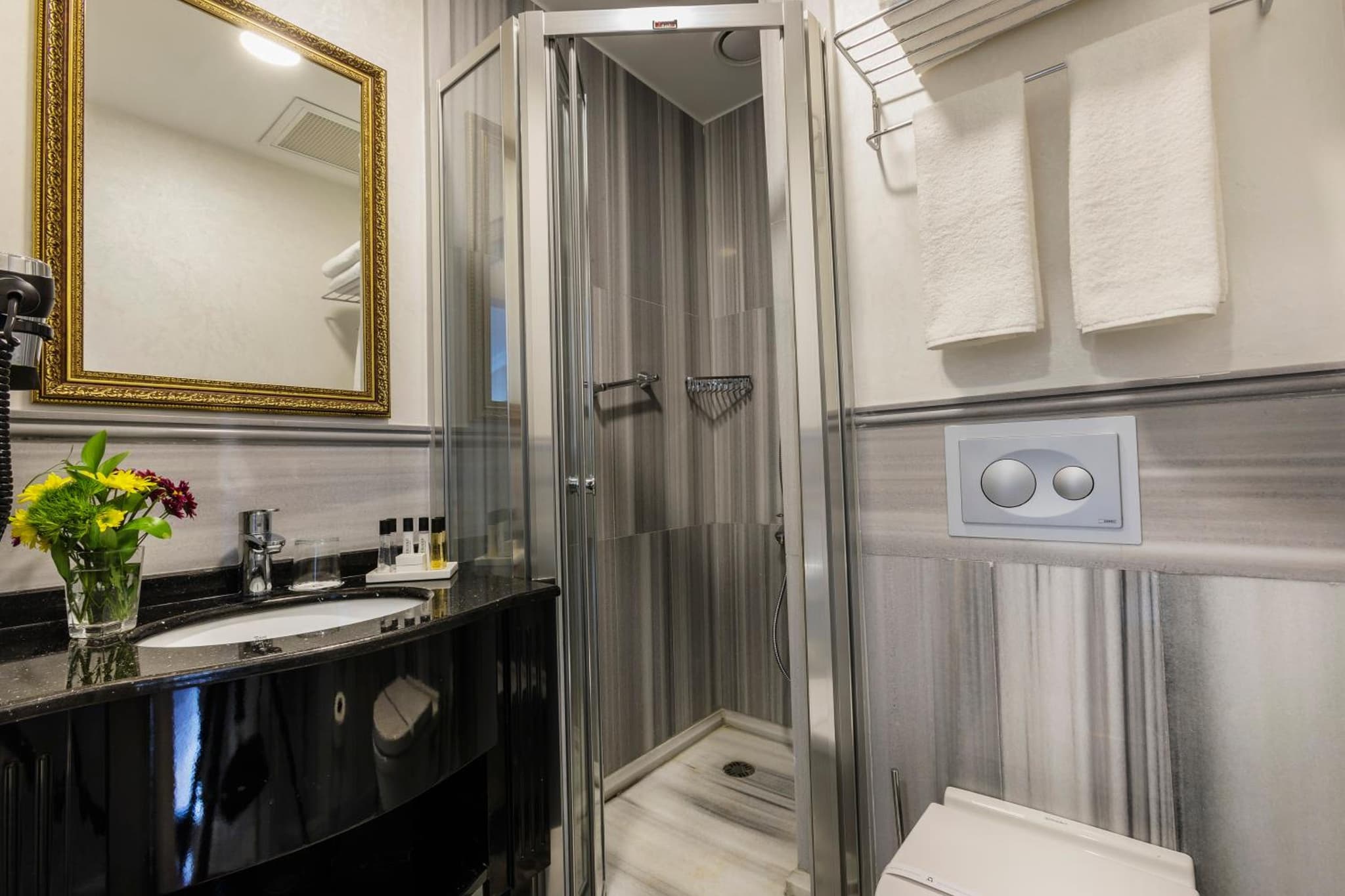 Meroddi La Porta Otel - Image 1