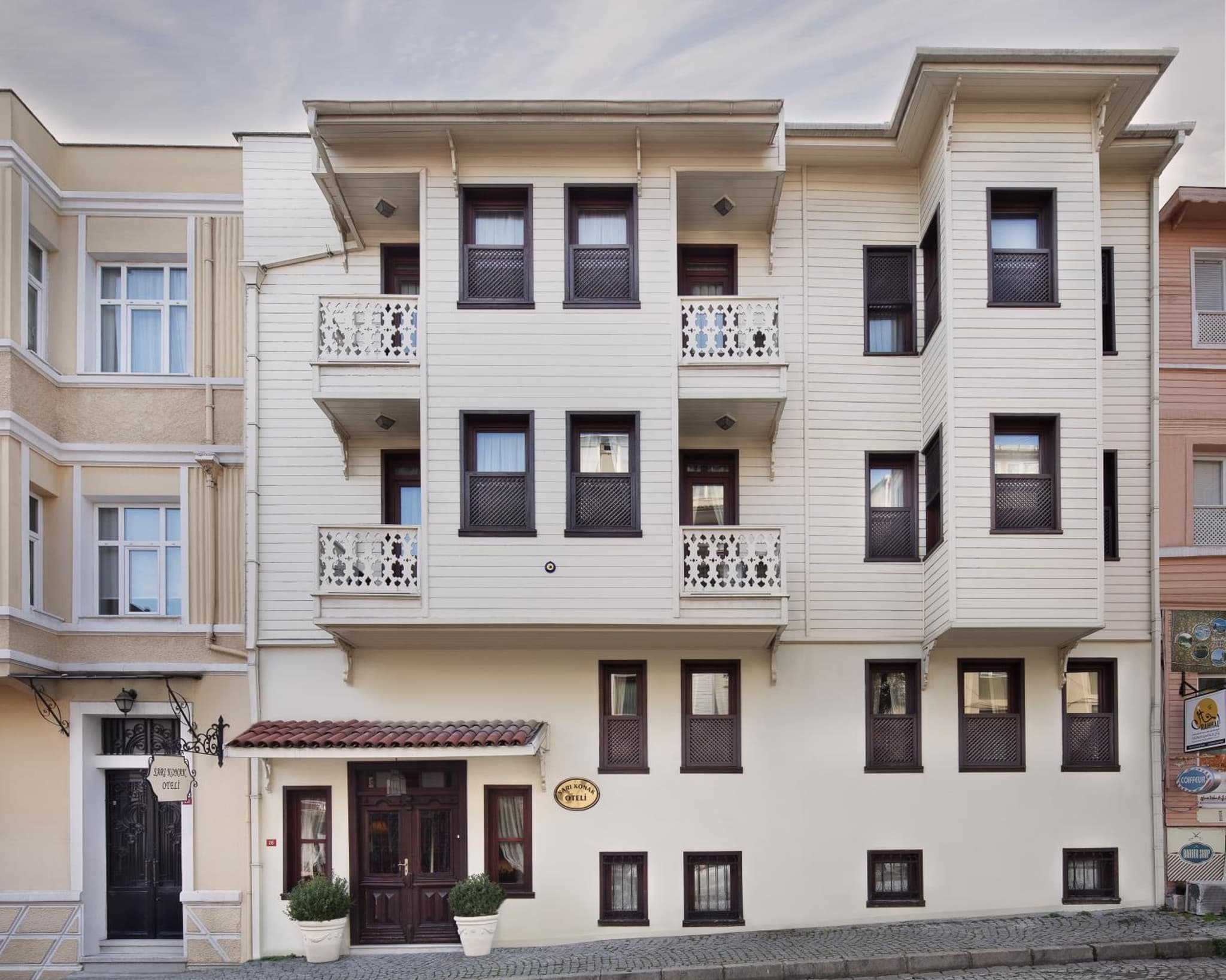 Sari Konak Otel - Image 1