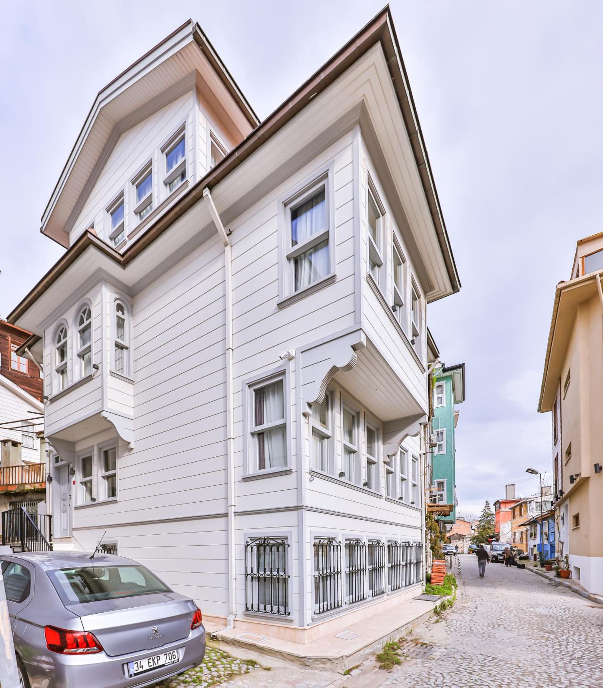 9 Doors Otel - Image 1
