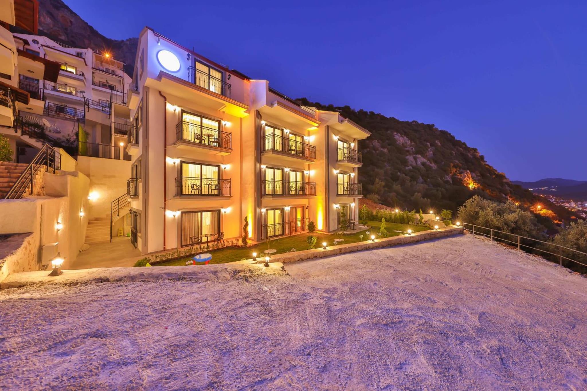 Lobelya Suites - Image 4