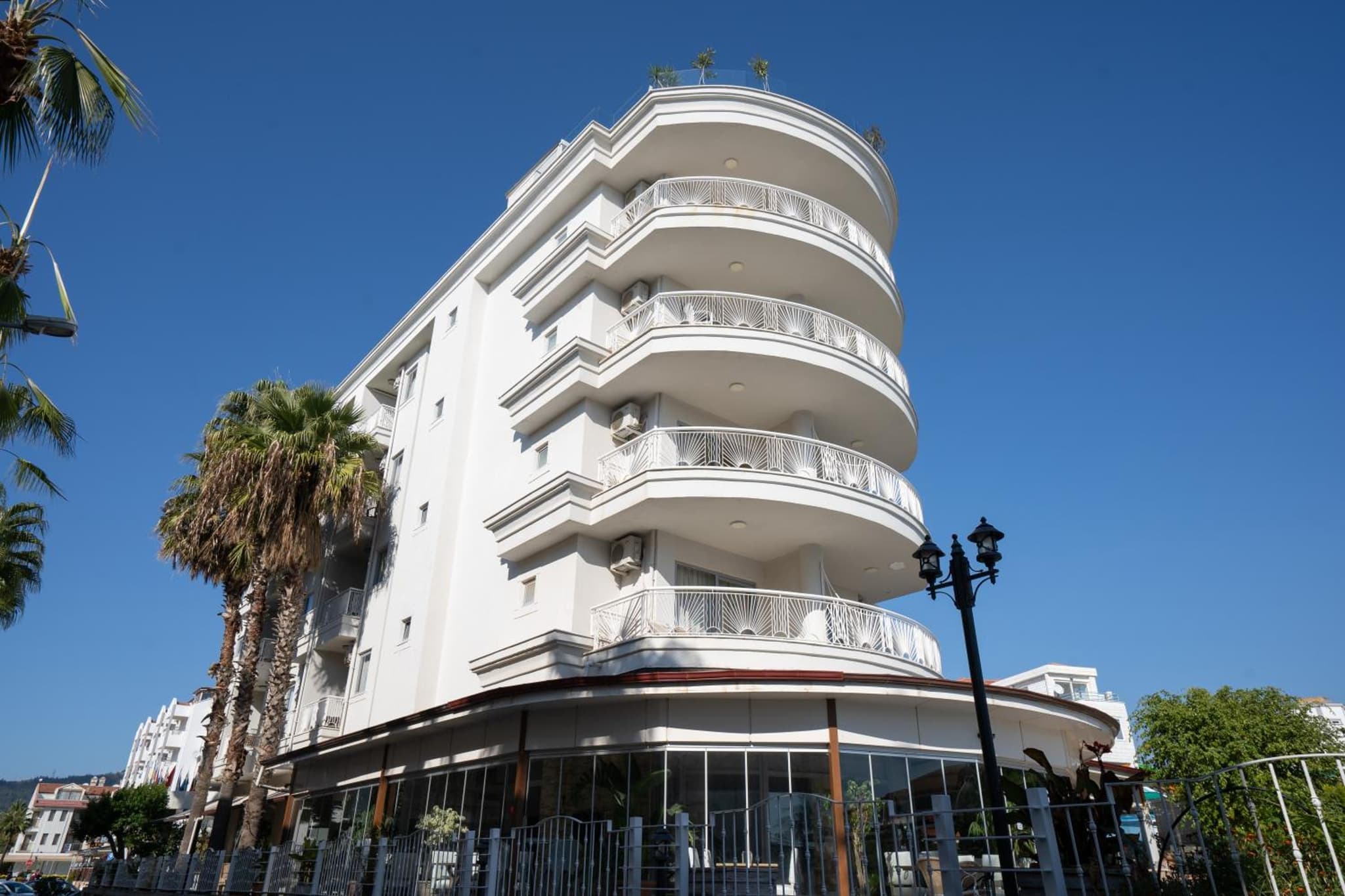 Romance Beach Hotel - Image 1