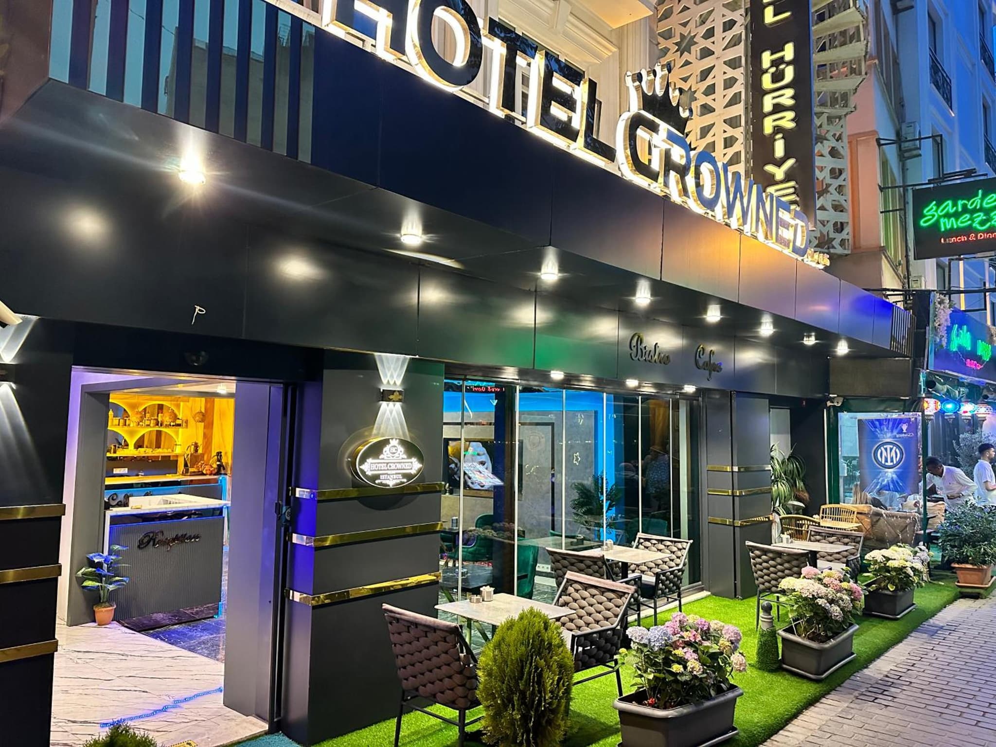 Crowned Plus Otel - Image 1