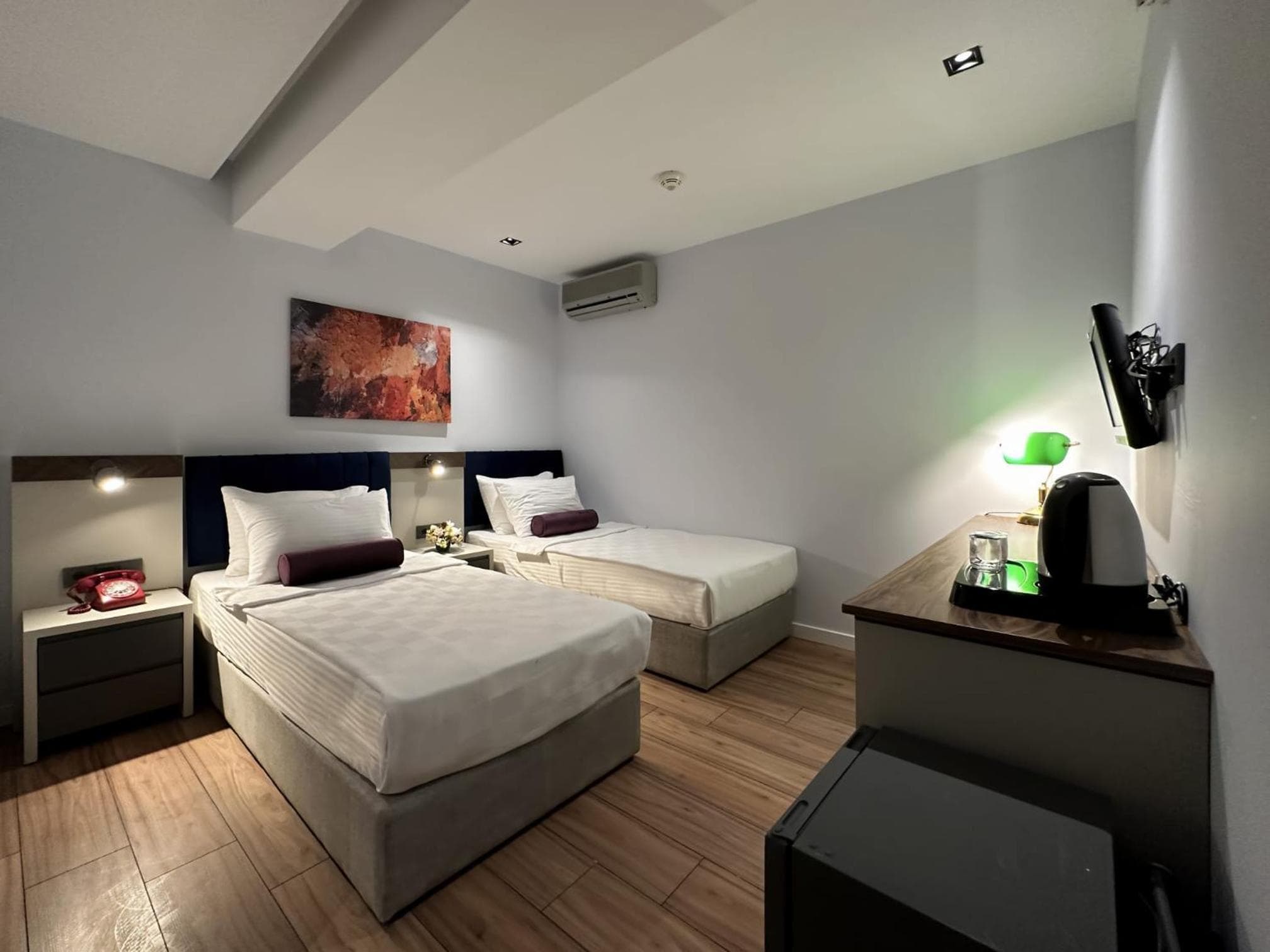 THE ROYALS HOTEL - Image 4
