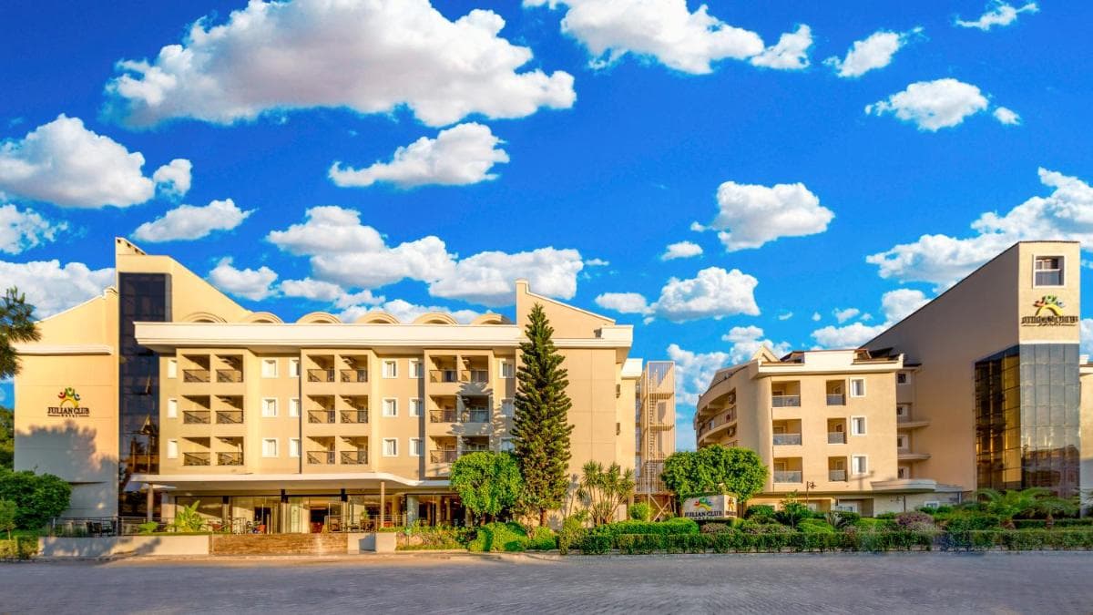 Julian Club Hotel - Image 1