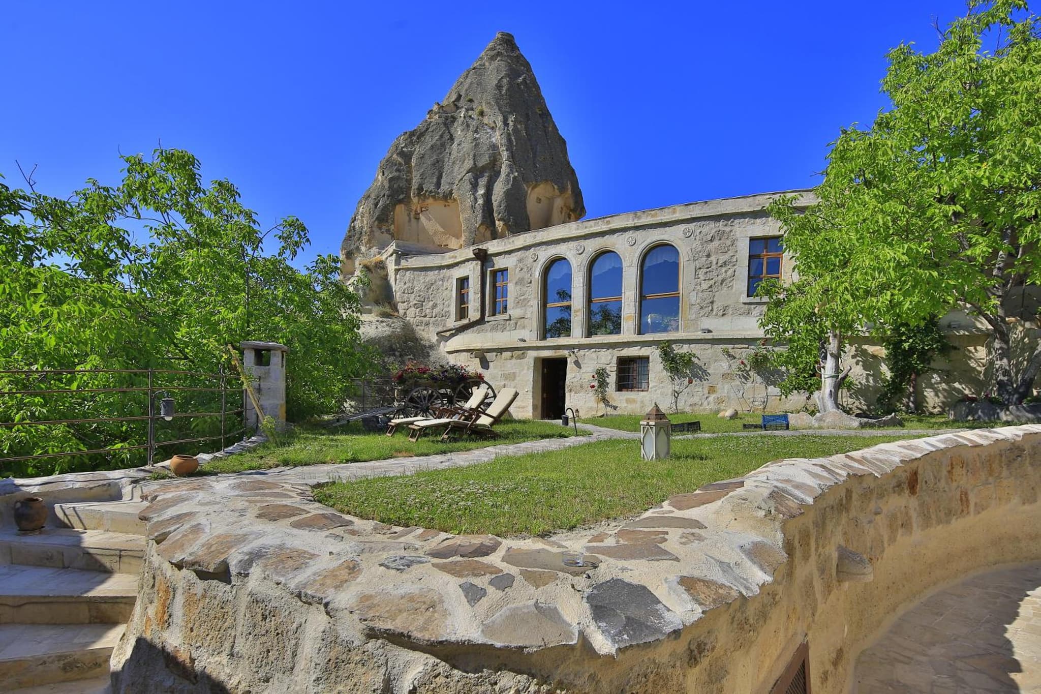 Traveller's Cave Hotel - Image 1