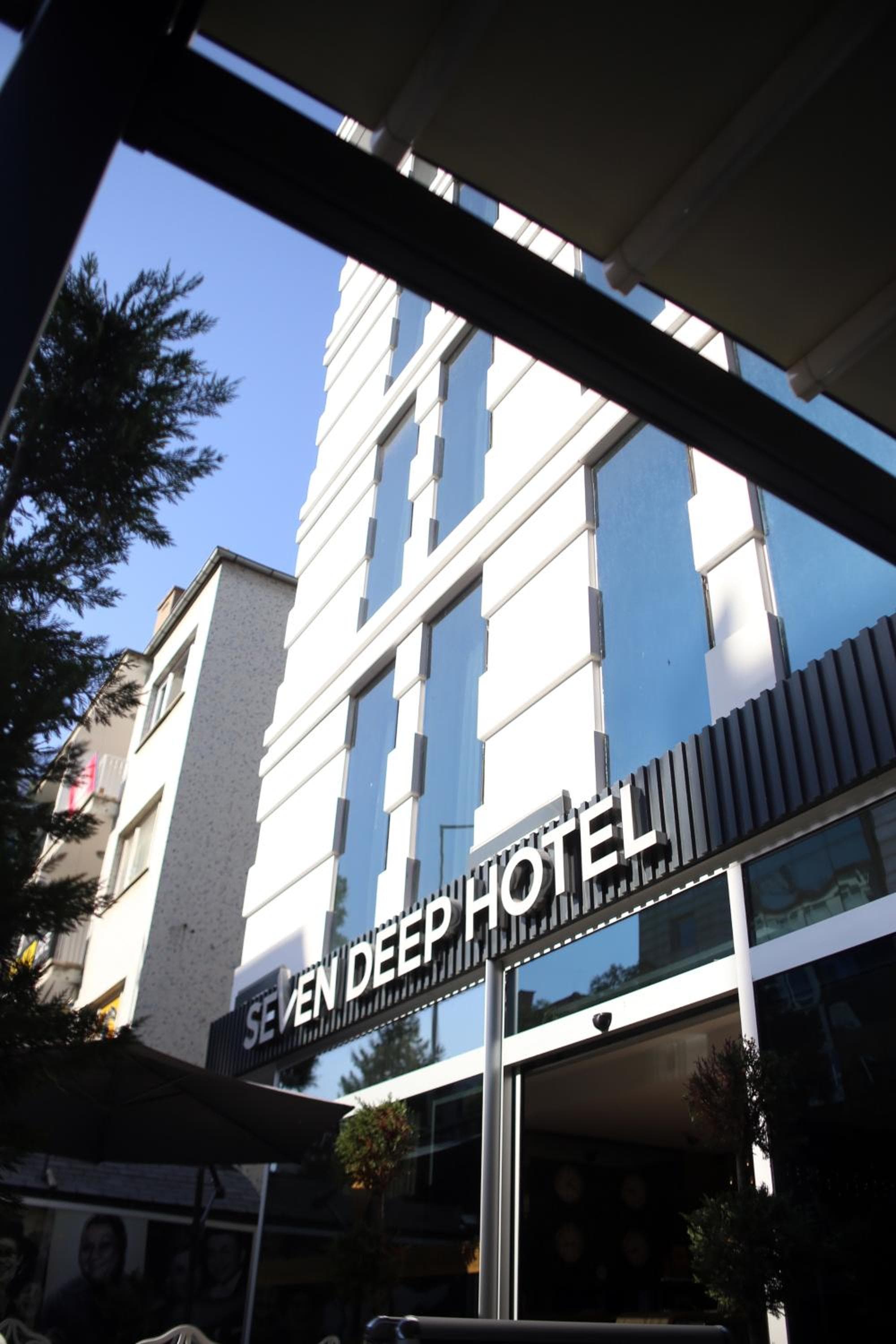 Seven Deep Otel - Image 1
