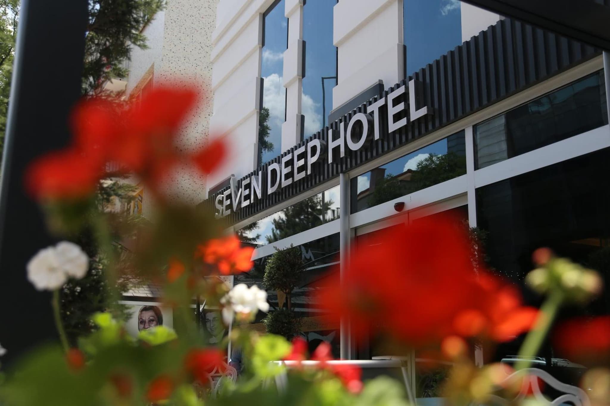 Seven Deep Otel - Image 1