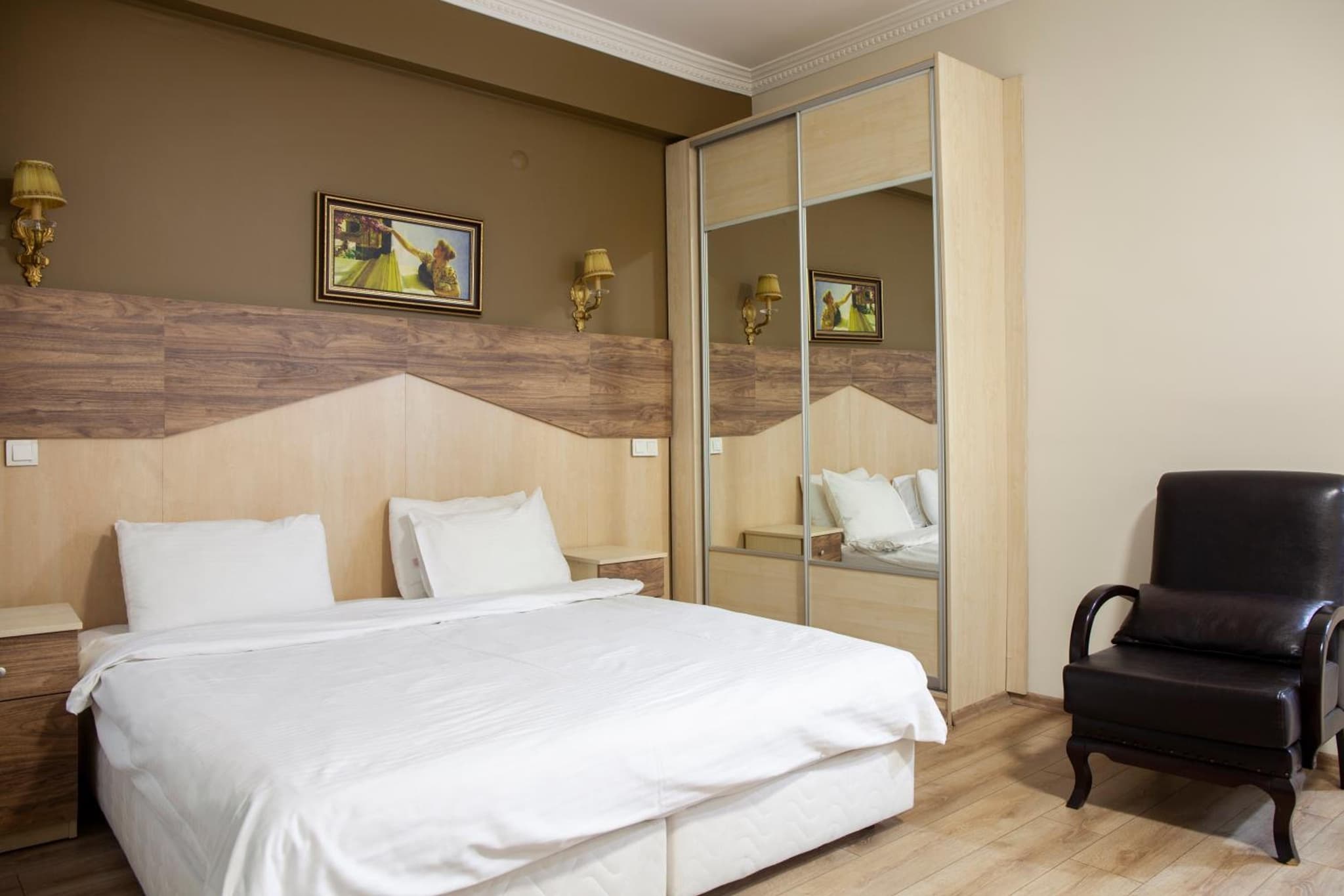 Sheriff Royal Suite - Image 4