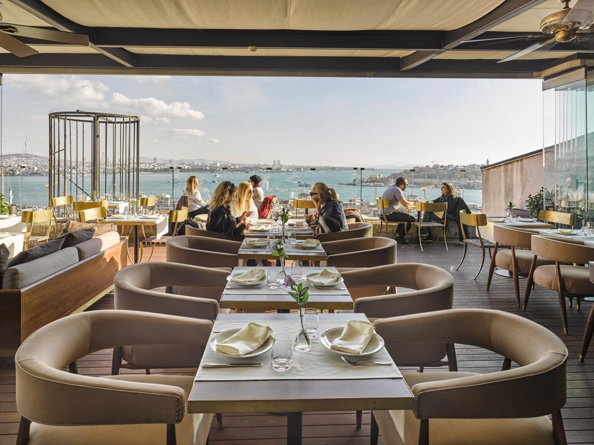 Georges Otel Galata - Image 1