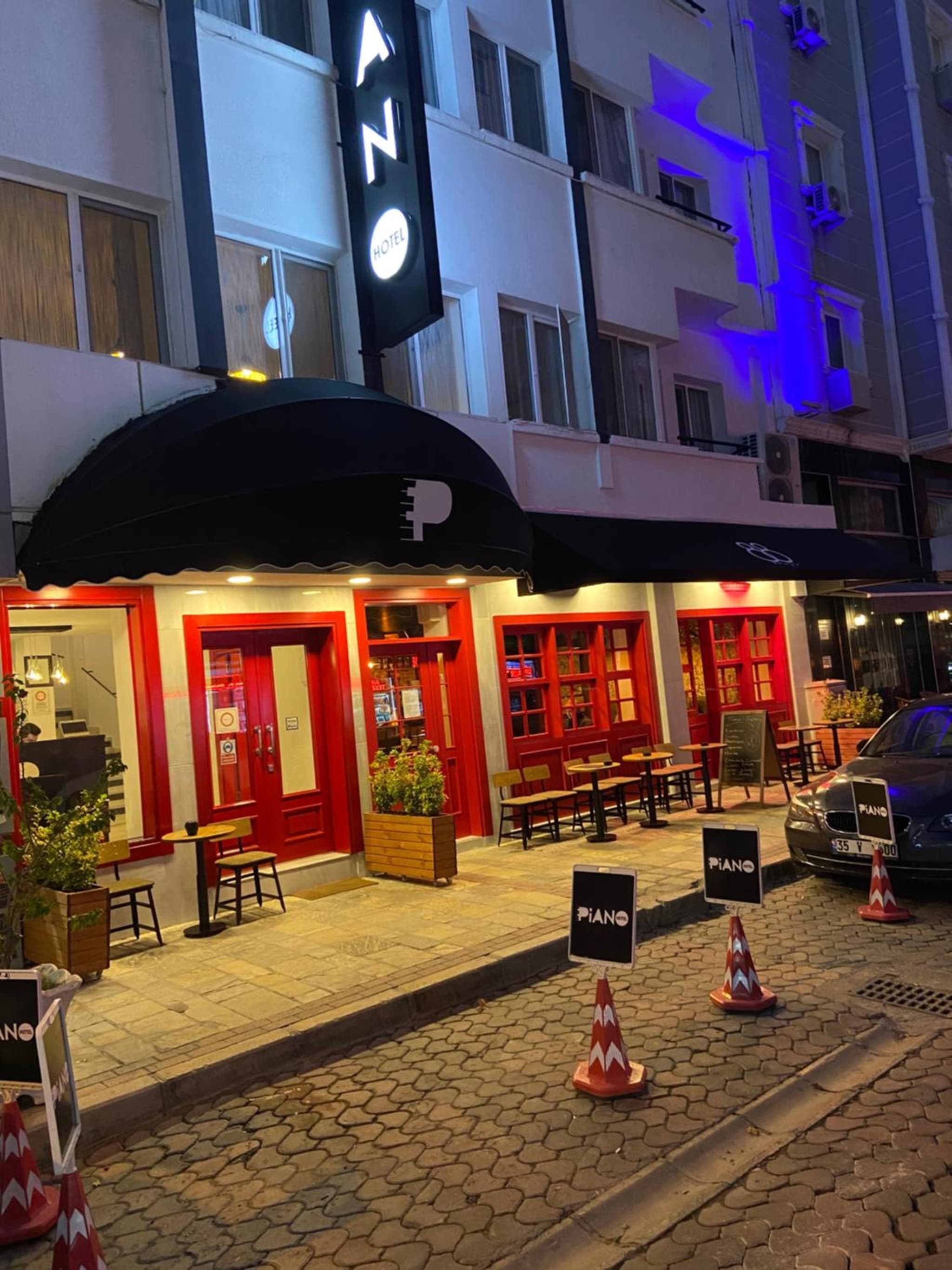 Piano Hotel - Image 1