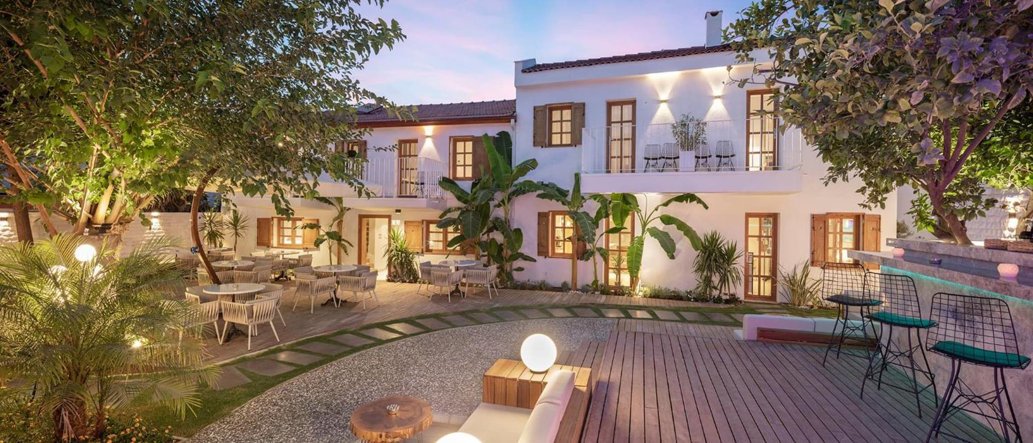 Mellow Blue Hotel - Image 1