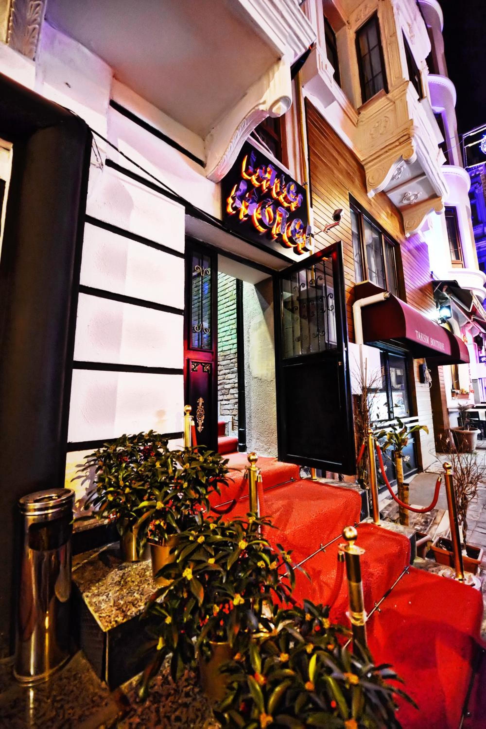 Letter Hotel - Image 4