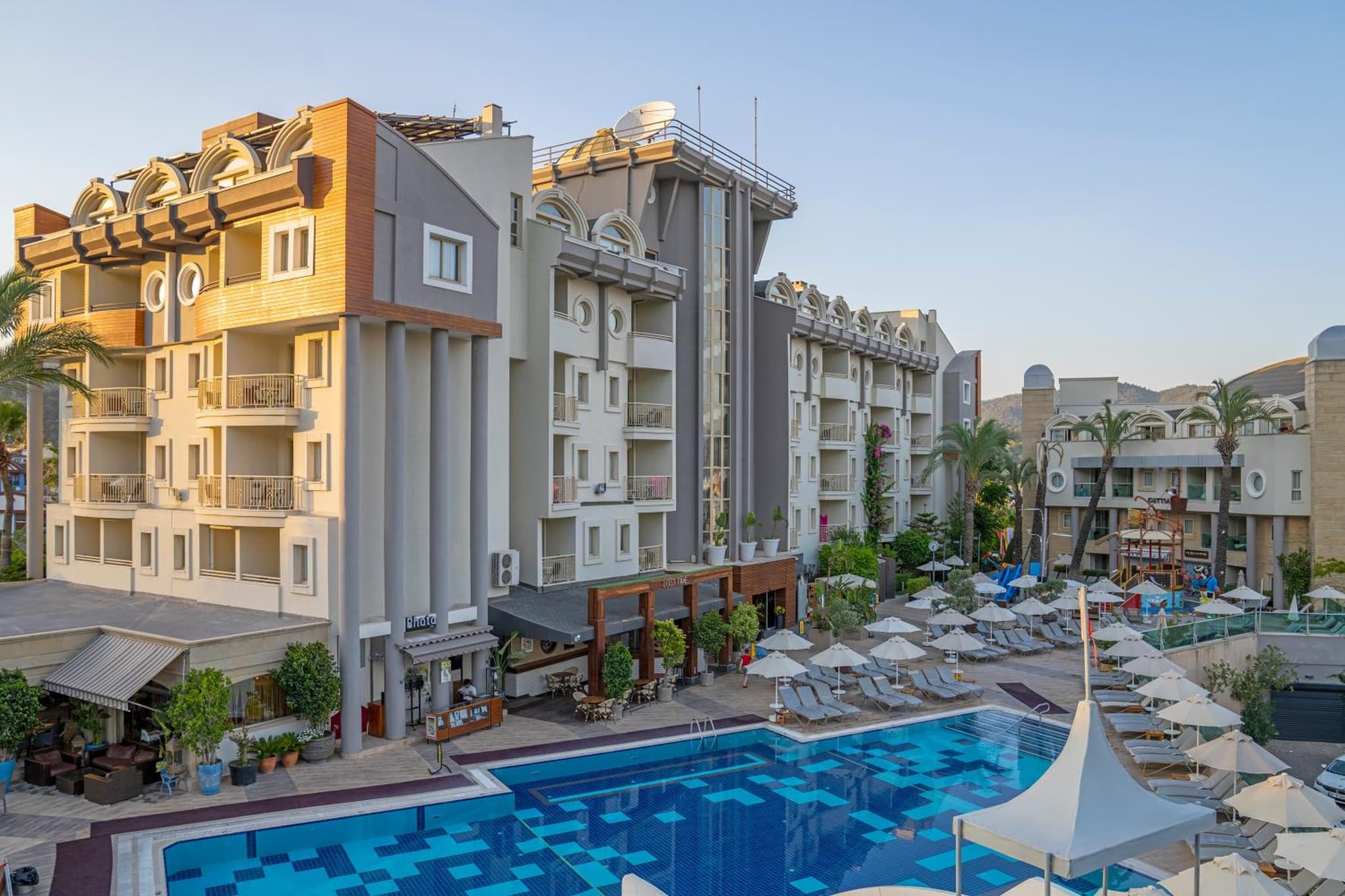 Grand Cettia Hotel - Image 1