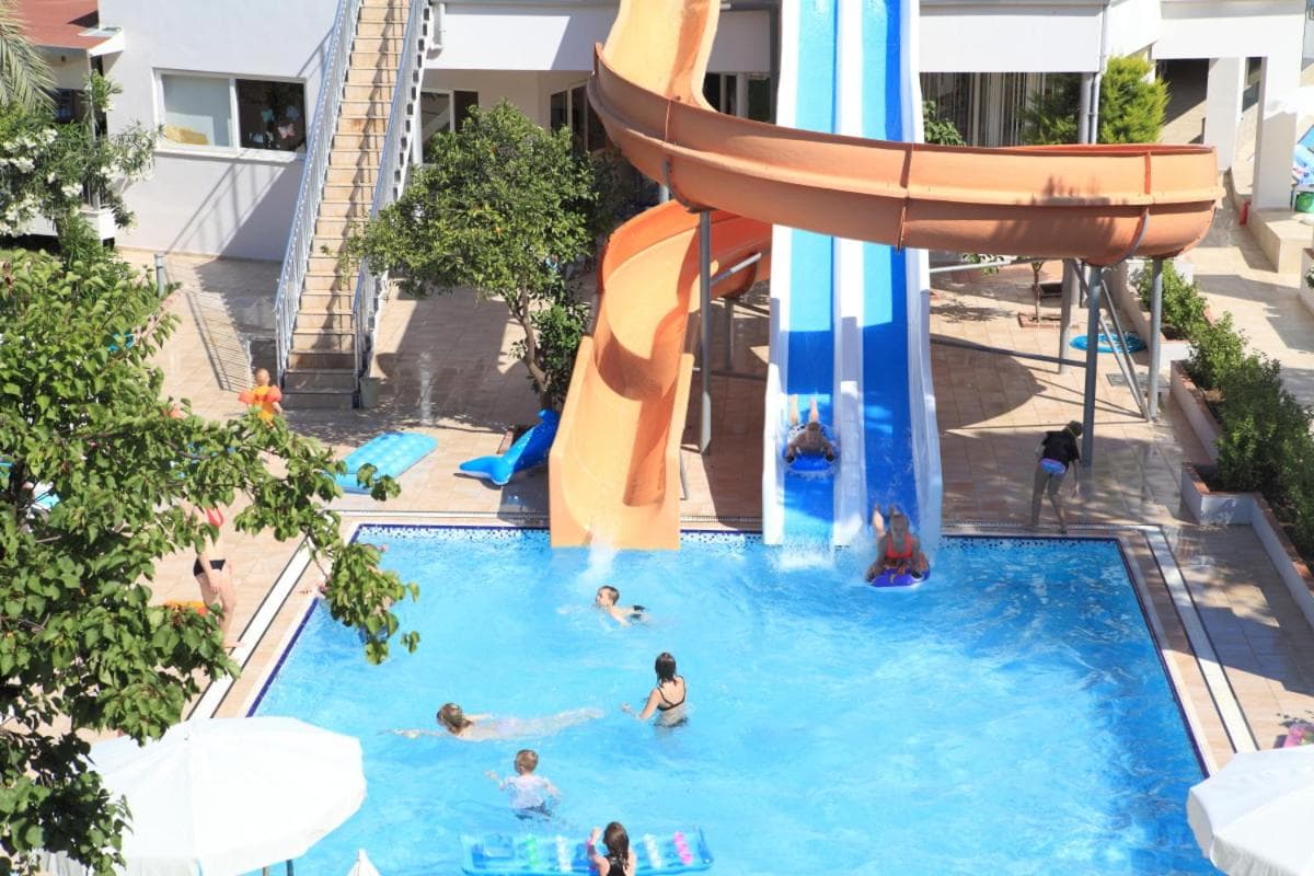 Catty Cats Garden Hotel - Image 1