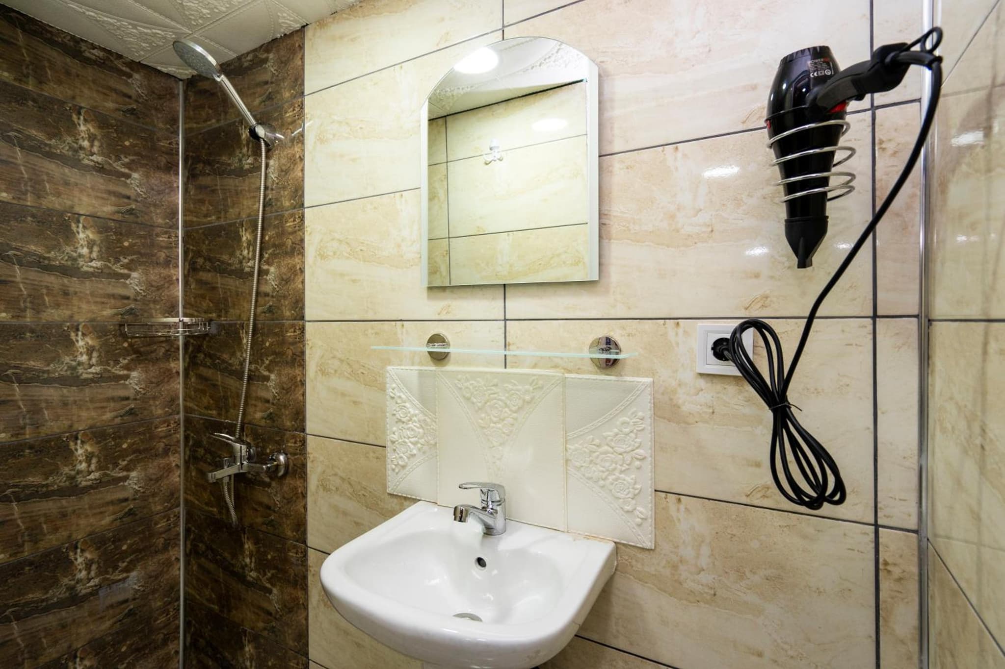 Candy Otel - Image 2