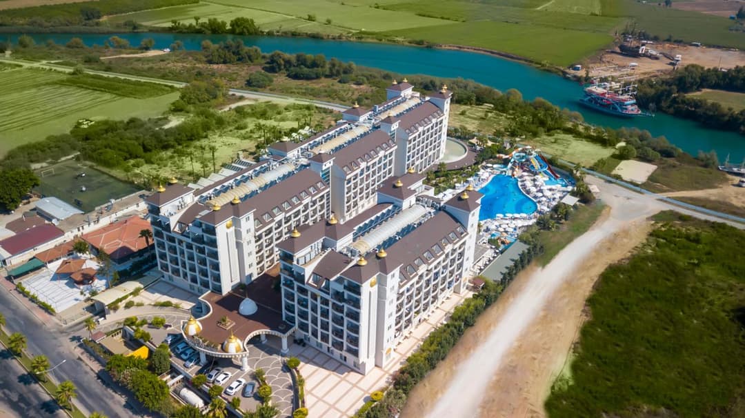 Lake River Side Hotel Spa
