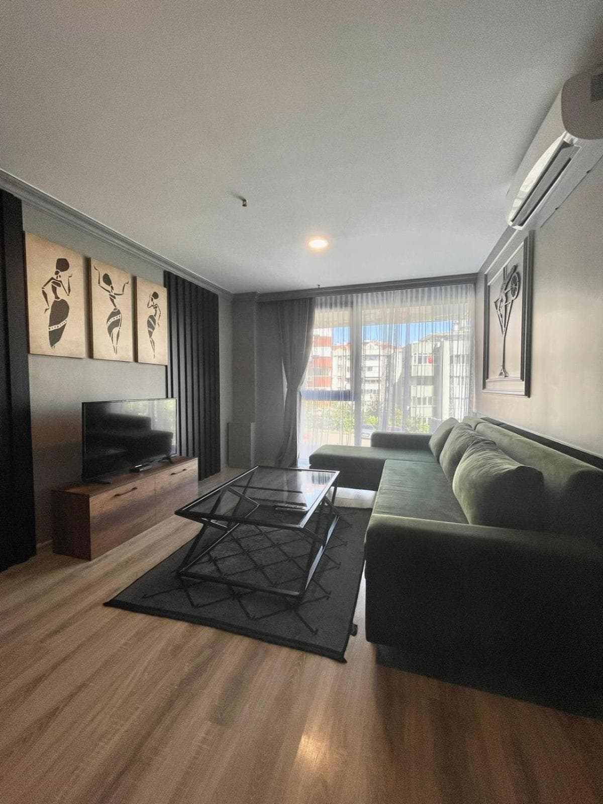 On4 Rooms & Suites - Image 2