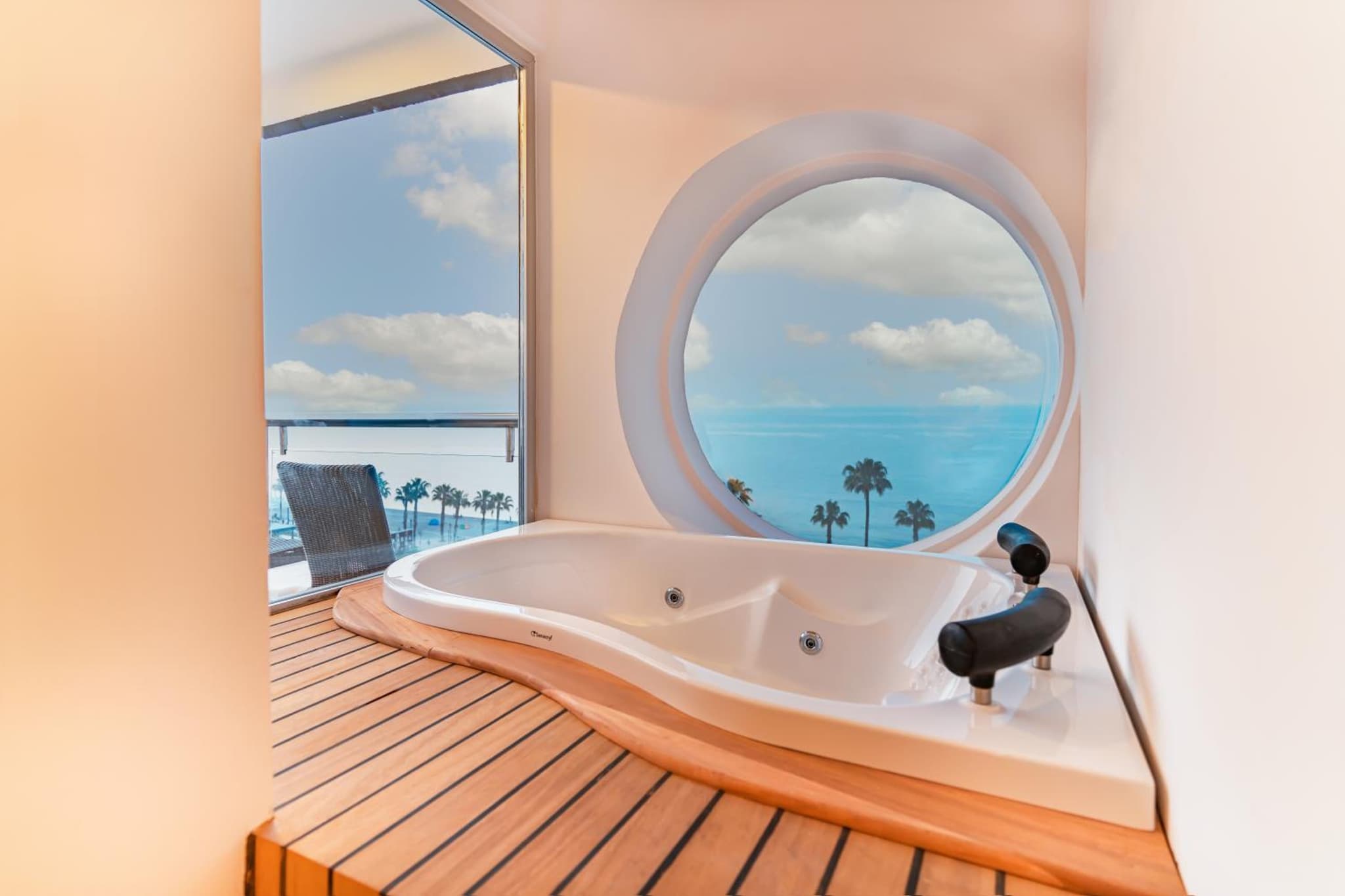 PEARLY HOTEL - Image 1