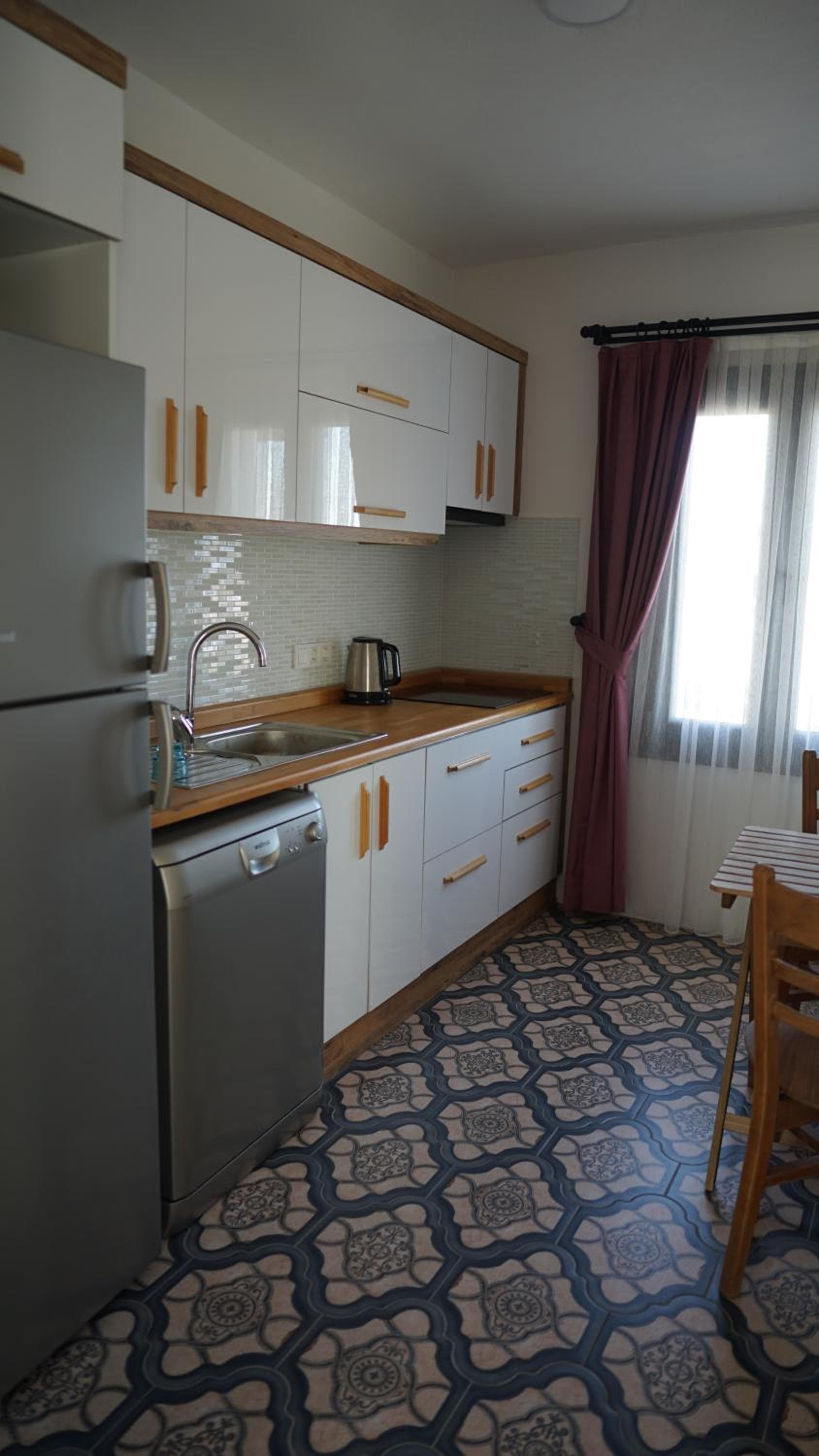 Karyada Hotel - Image 1