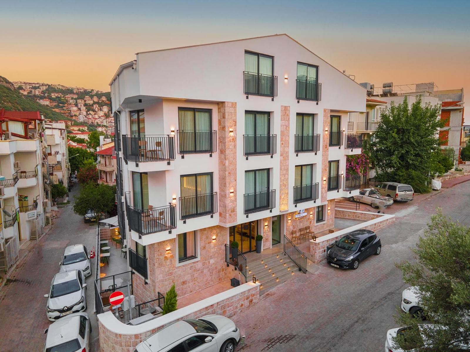 SeaTown Hotel - Image 1