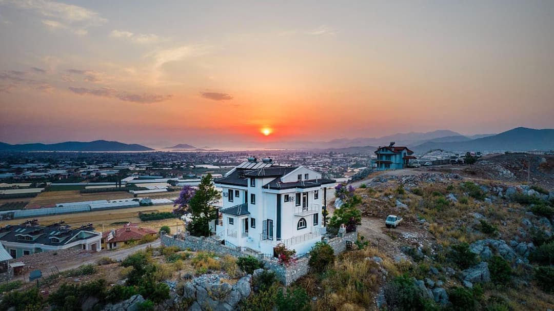 Sessiz, Sakin, huzurlu jakuzi ve saunalı deniz, doğa manzaralı müstakil villa fotoğrafı