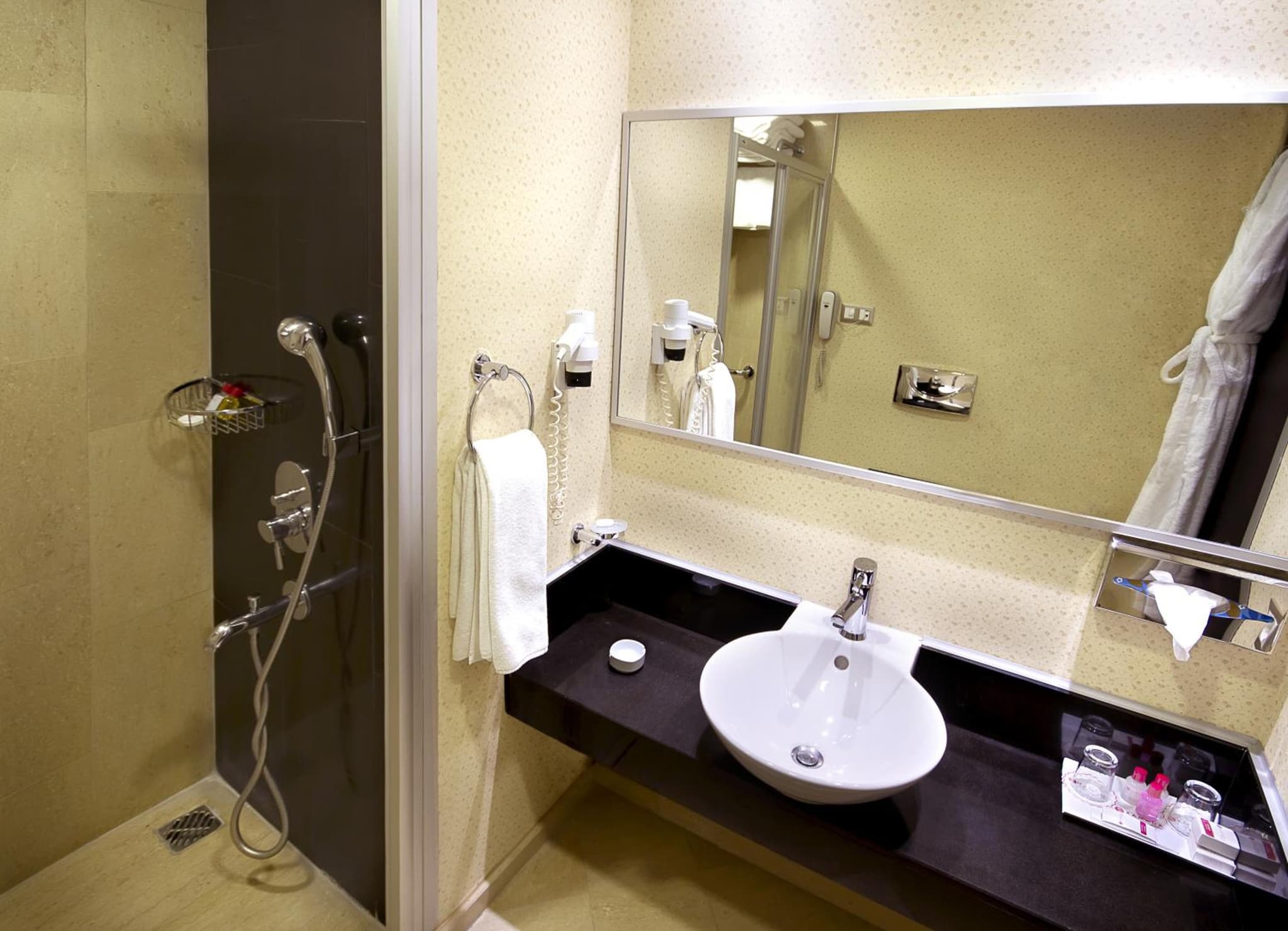 Ramada by Wyndham Ankara - Image 1
