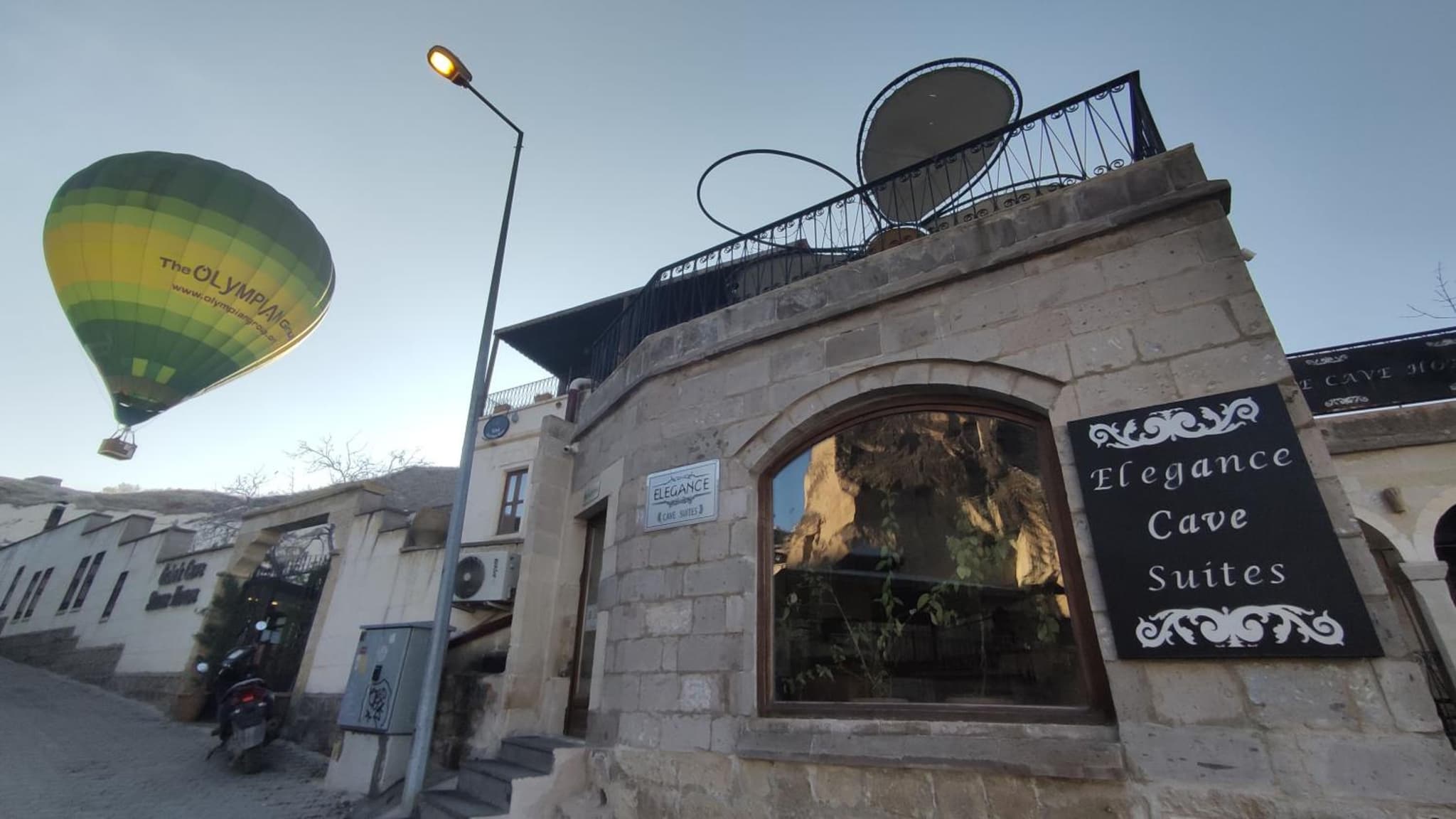 Elegance Cave Suites & Restaurant - Image 3