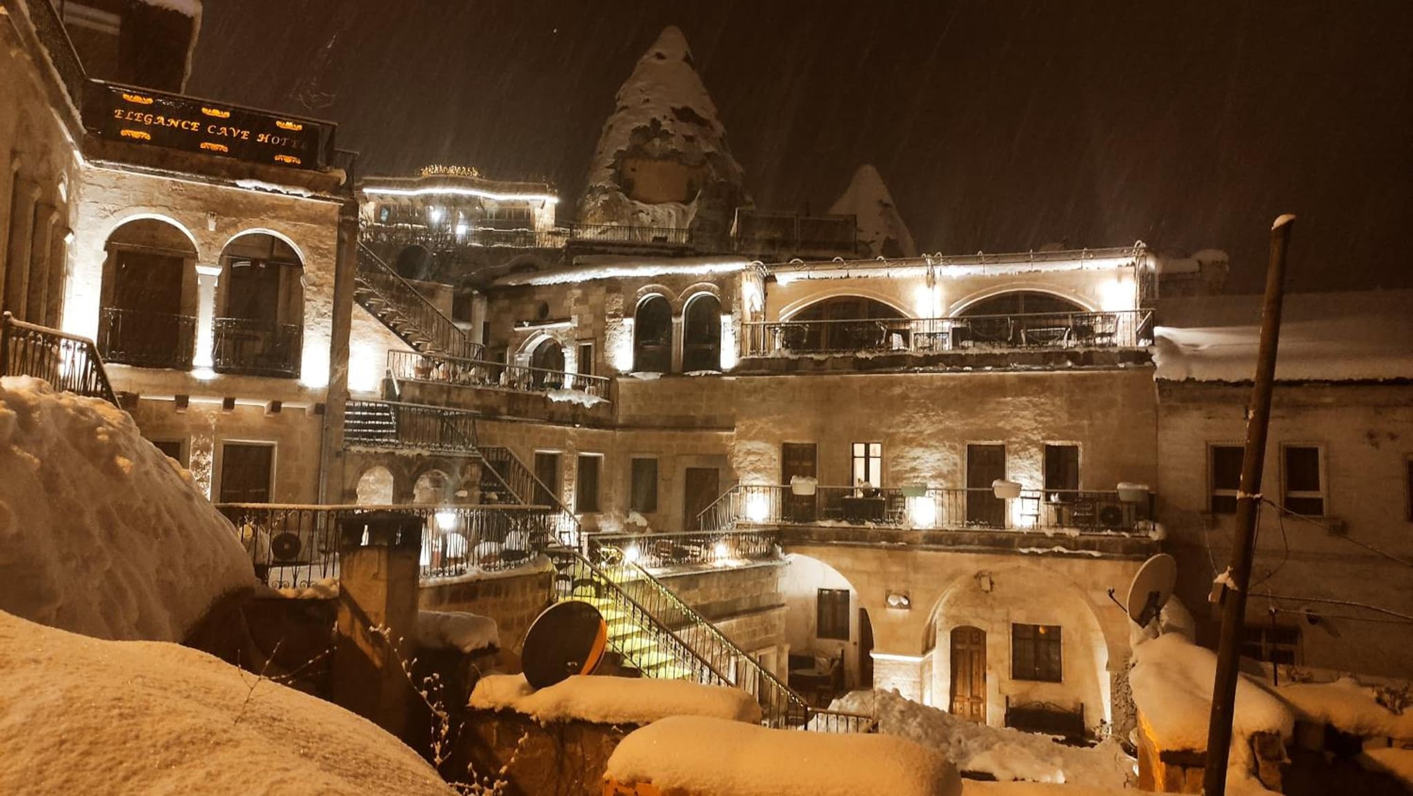 Elegance Cave Suites & Restaurant - Image 4