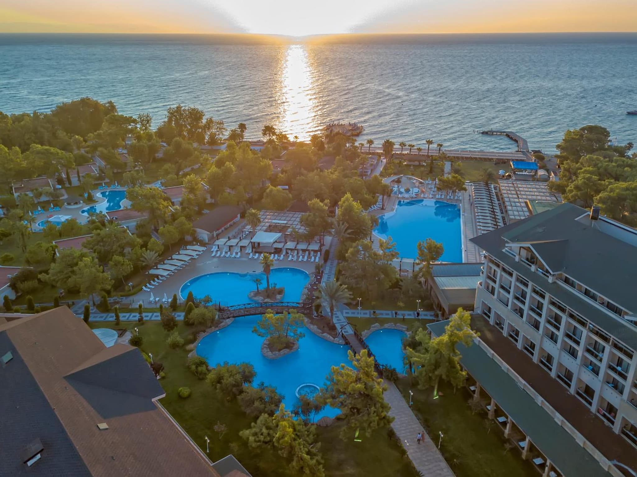 Amara Luxury Resort & Villas - Image 1