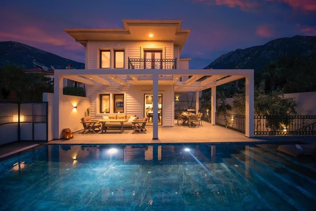 Havuzlu korunaklı jakuzili villa fotoğrafı