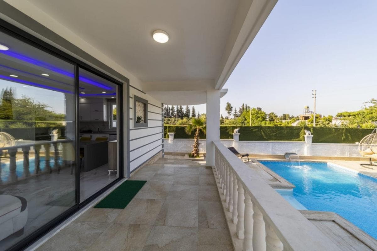 Marvelous Villa with Private Pool in Muratpasa - Image 1