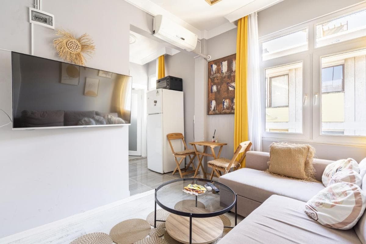 Spectacular Flat Near Bagdat Street in Kadikoy - Image 1