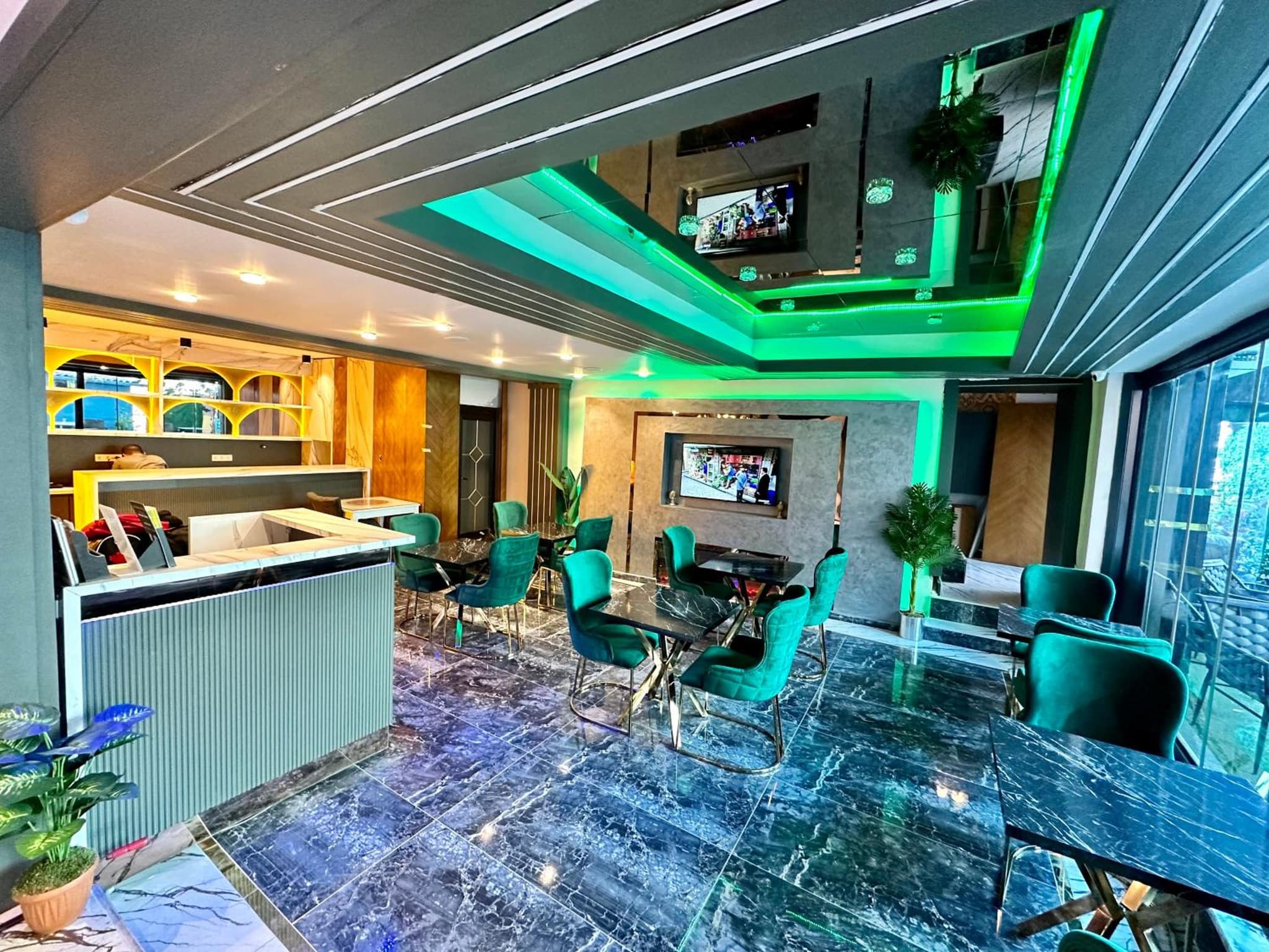 Crowned Plus Otel - Image 3