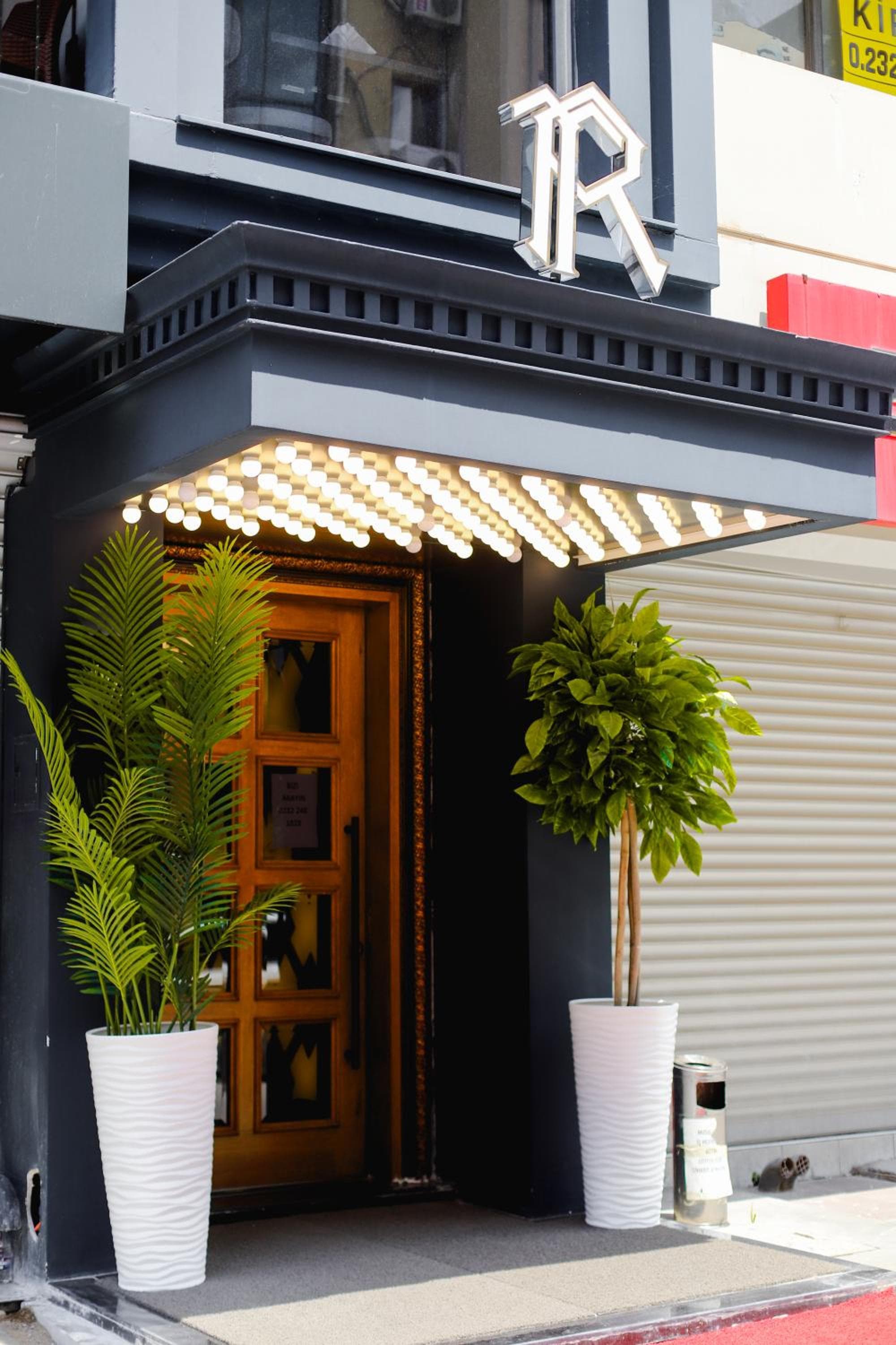 THE ROYALS HOTEL - Image 1