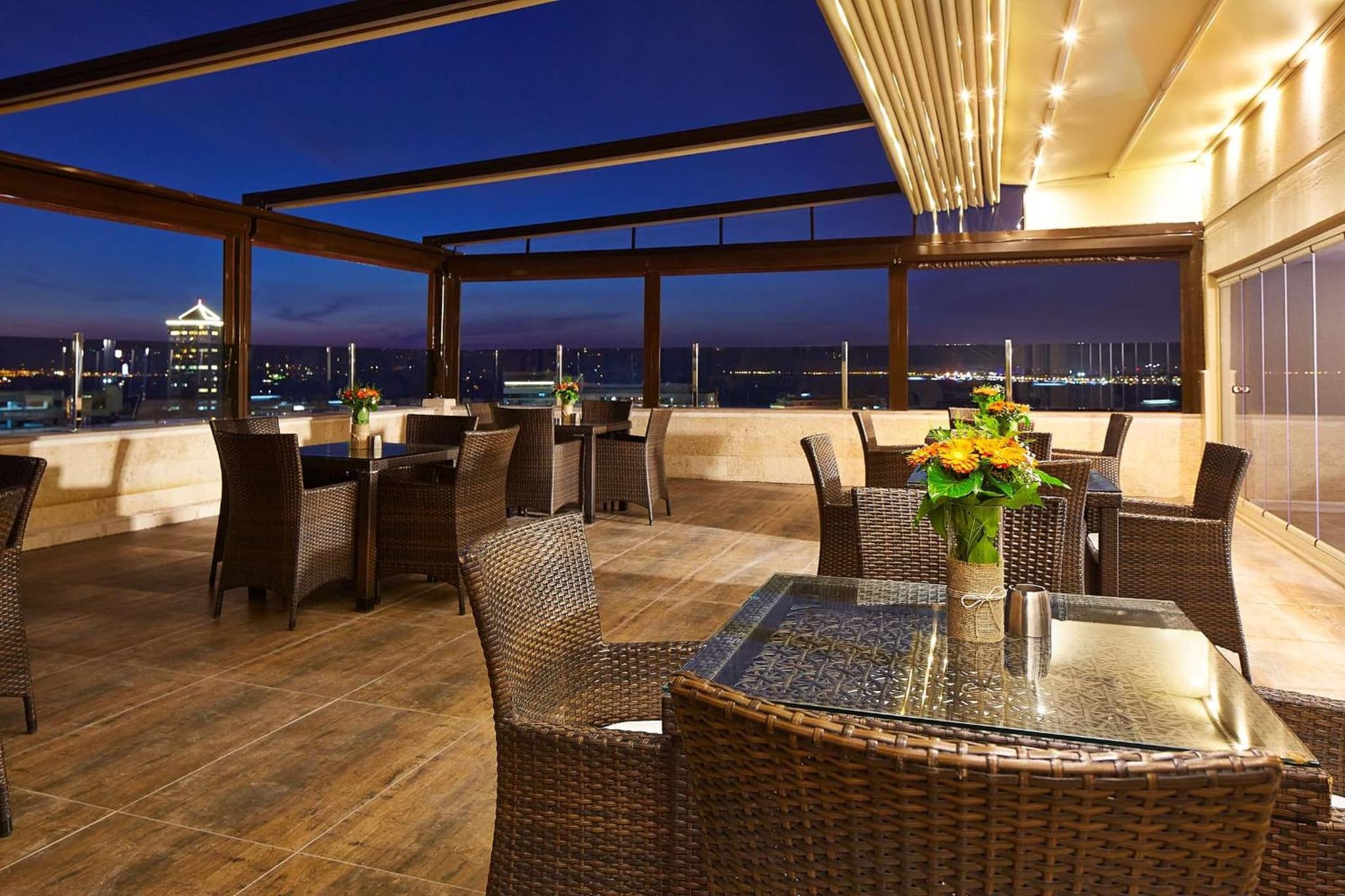 DoubleTree by Hilton Izmir - Alsancak - Image 2