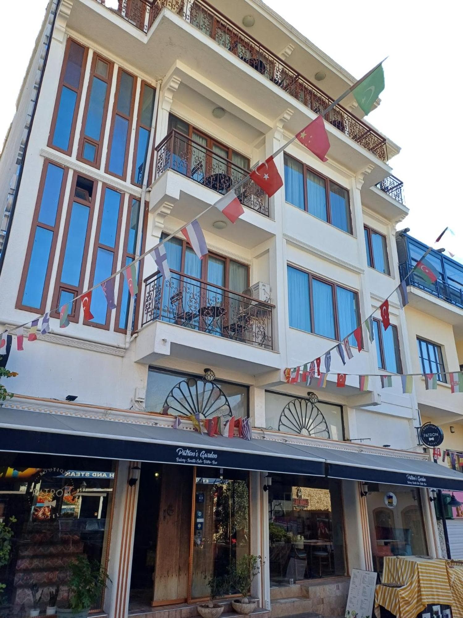 Patron Hotel - Image 1