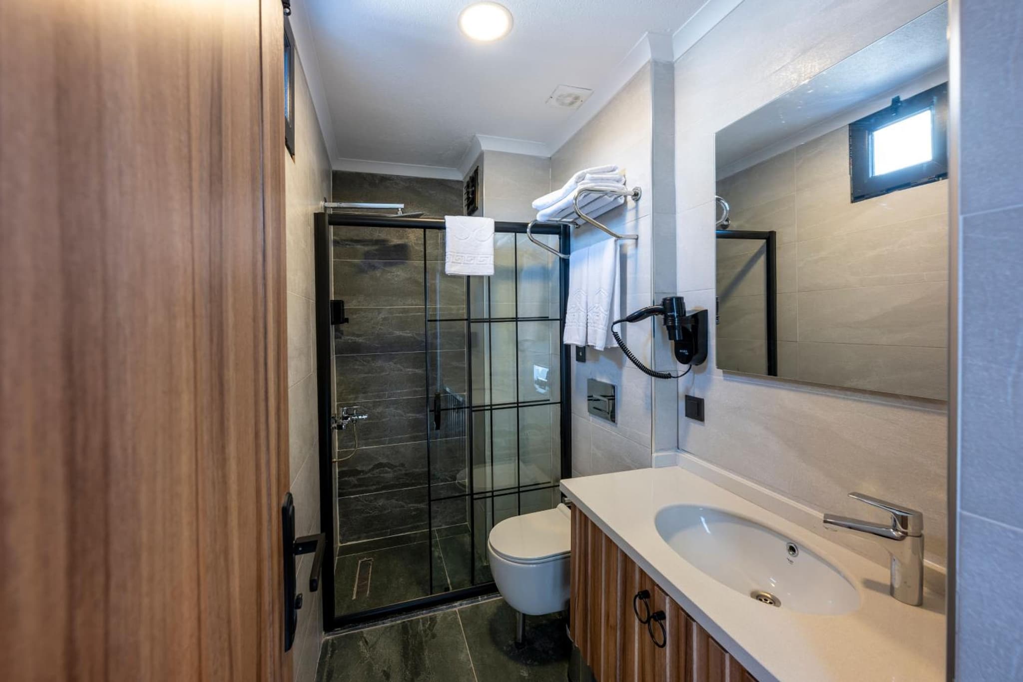 The Nirvanas Hotel - Image 4