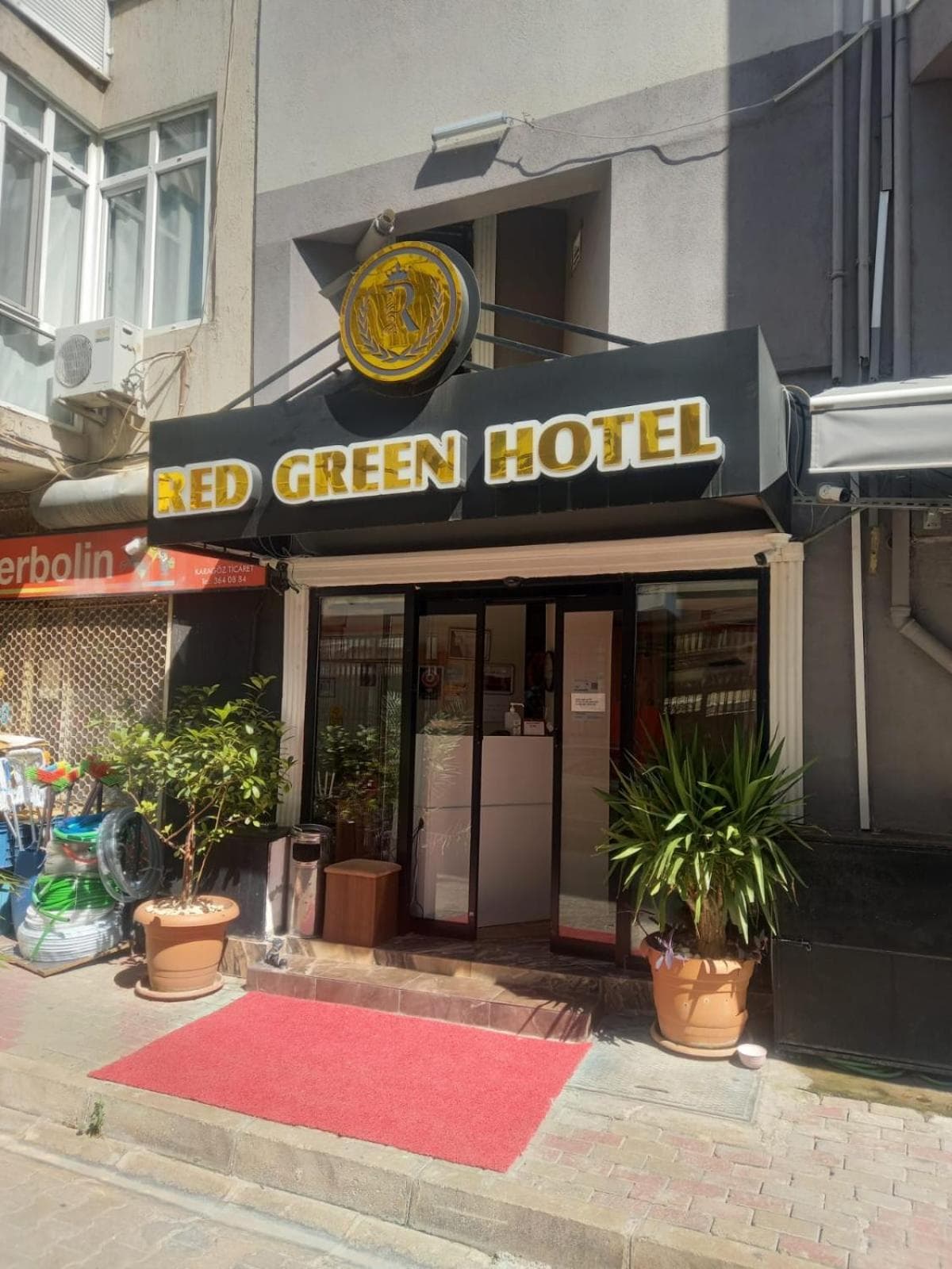 Red Green Hotel - Image 1