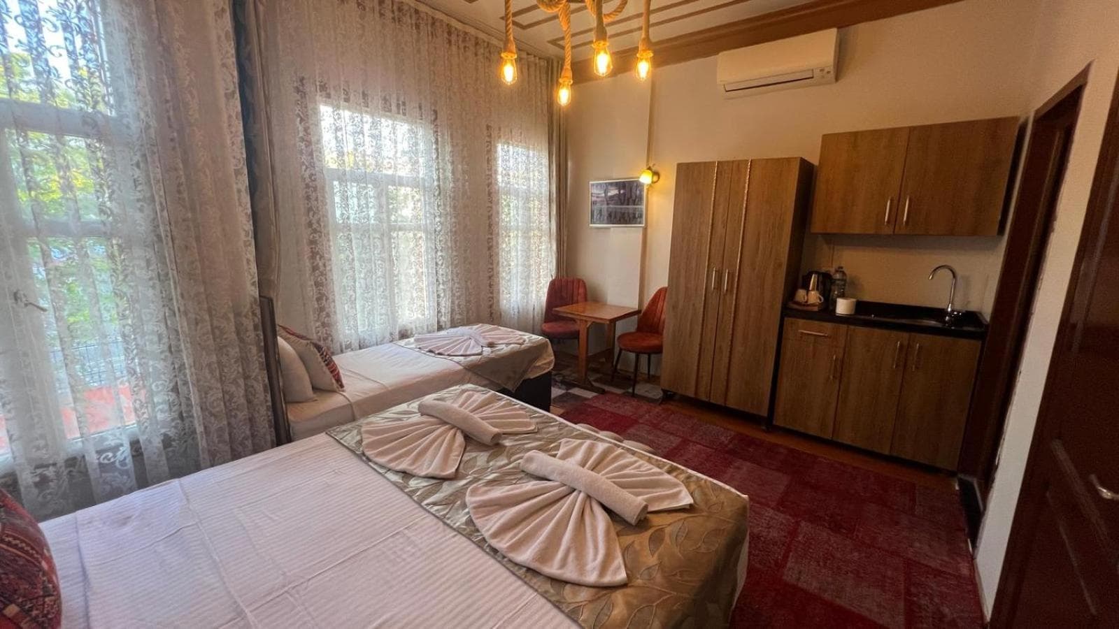 April Hotel - Image 2