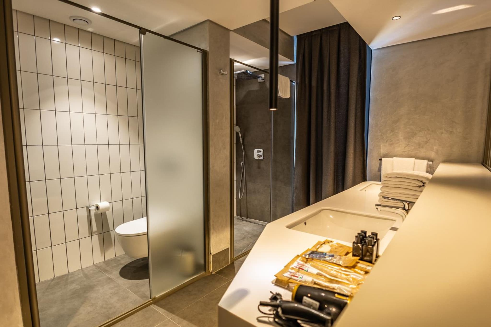 FOUR HILLS HOTEL - Image 3