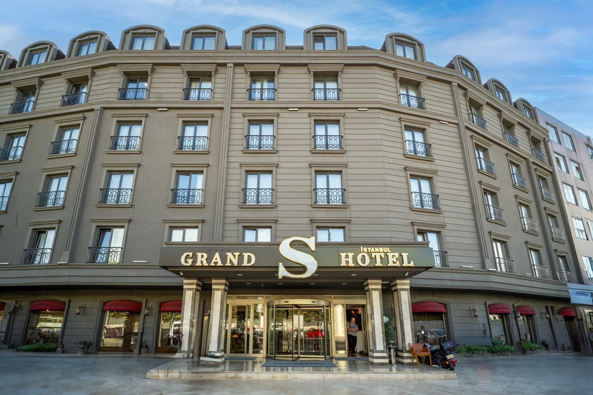 Grand S Hotel - Image 1
