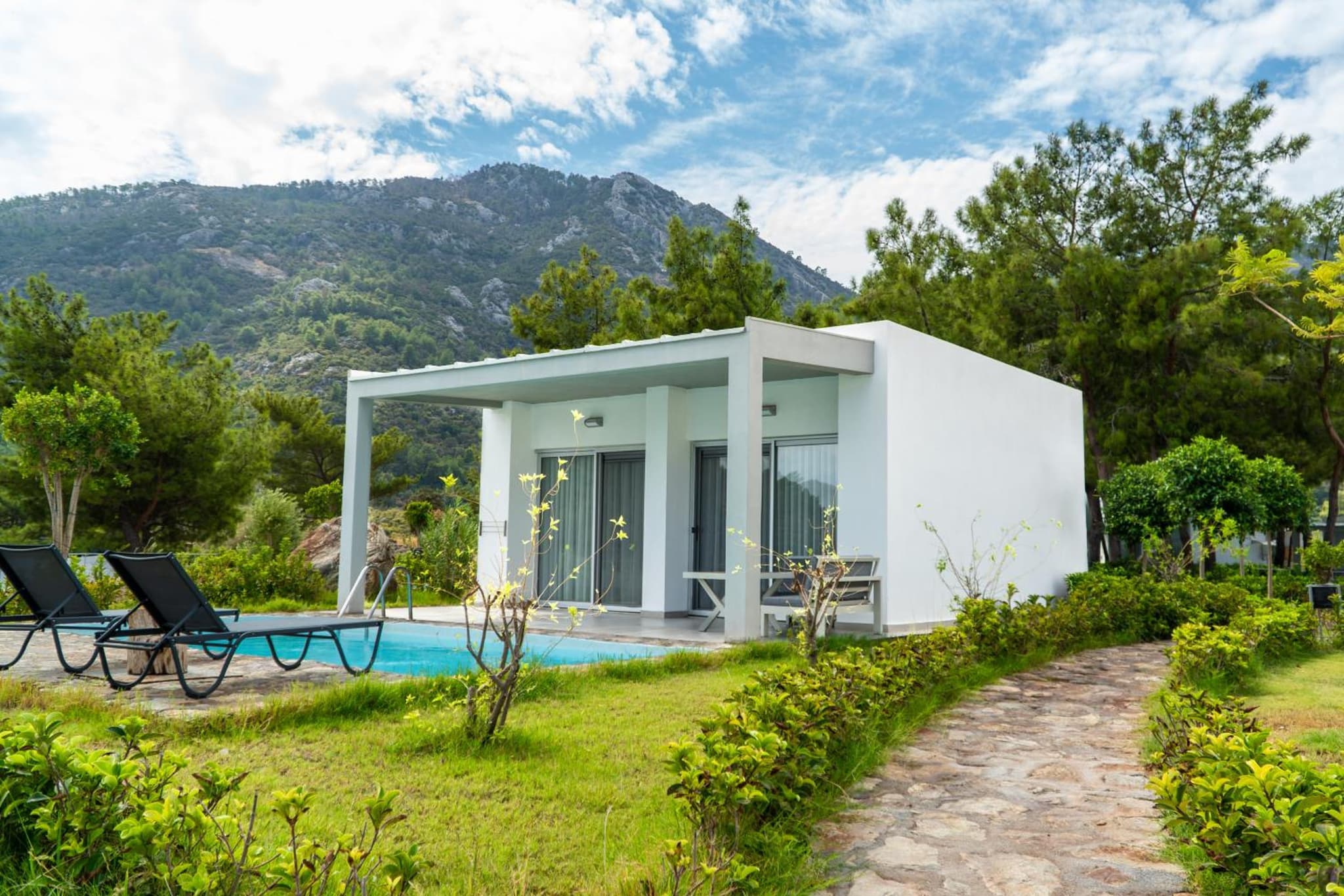 Z-Villas Beach Hotel - Image 1