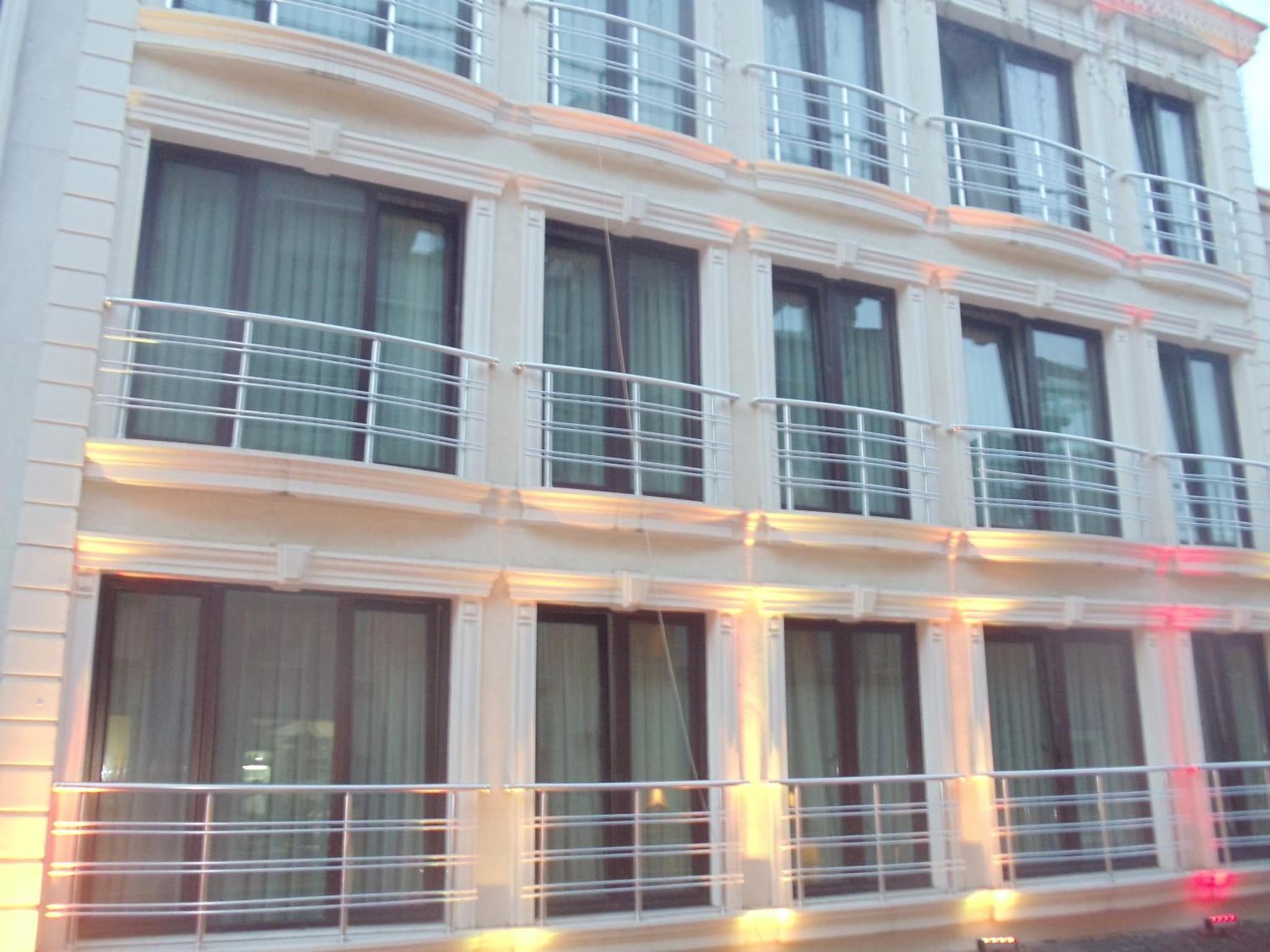 Ares Hotel - Image 1