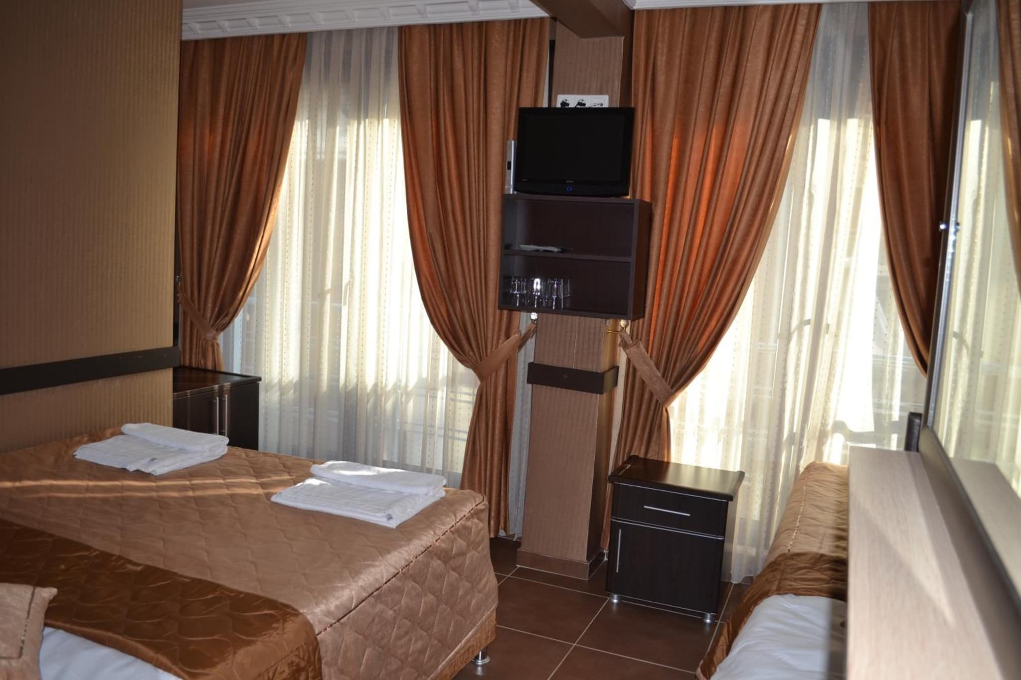 Ares Hotel - Image 4