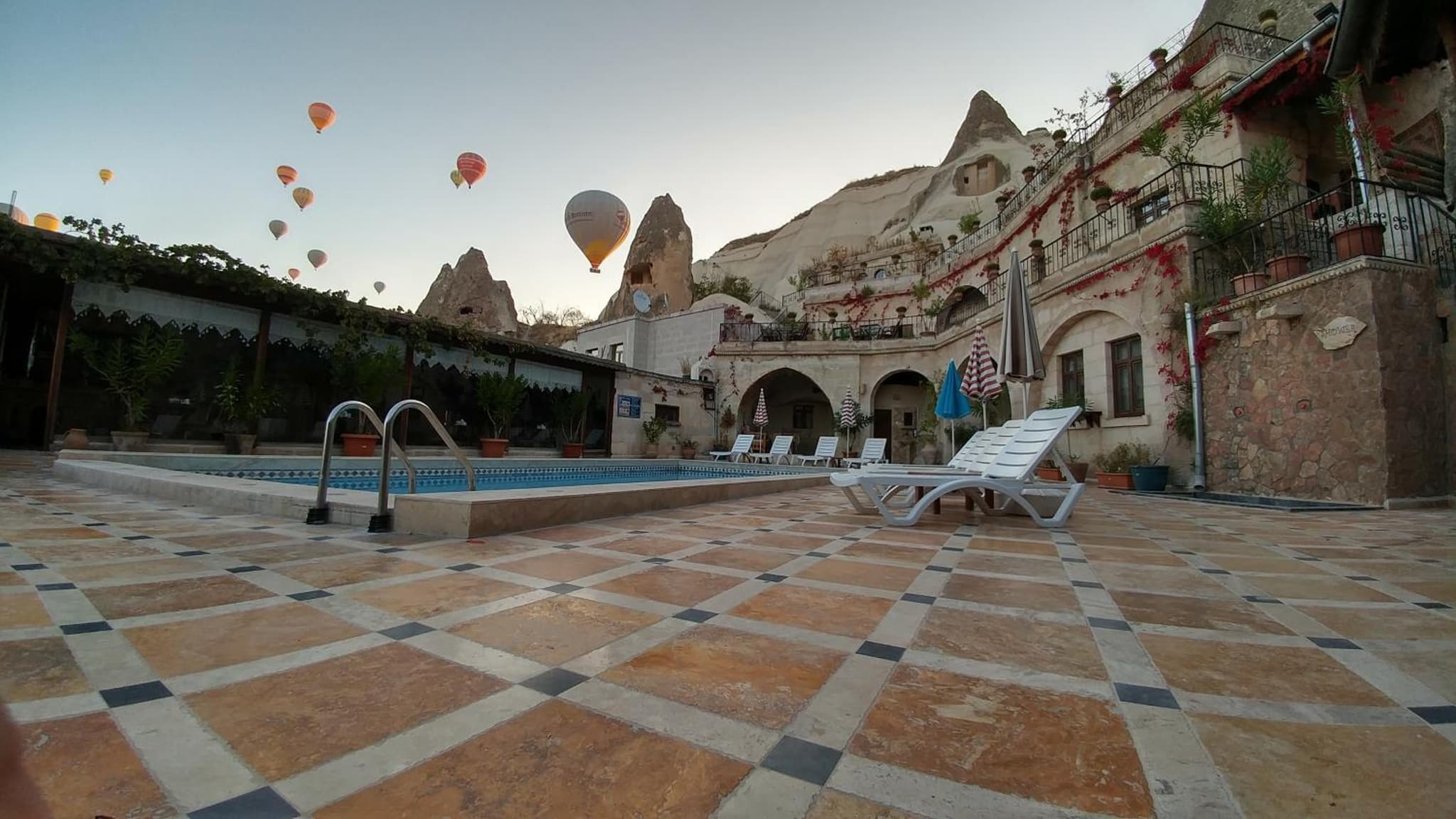 Local Cave House Hotel - Image 4