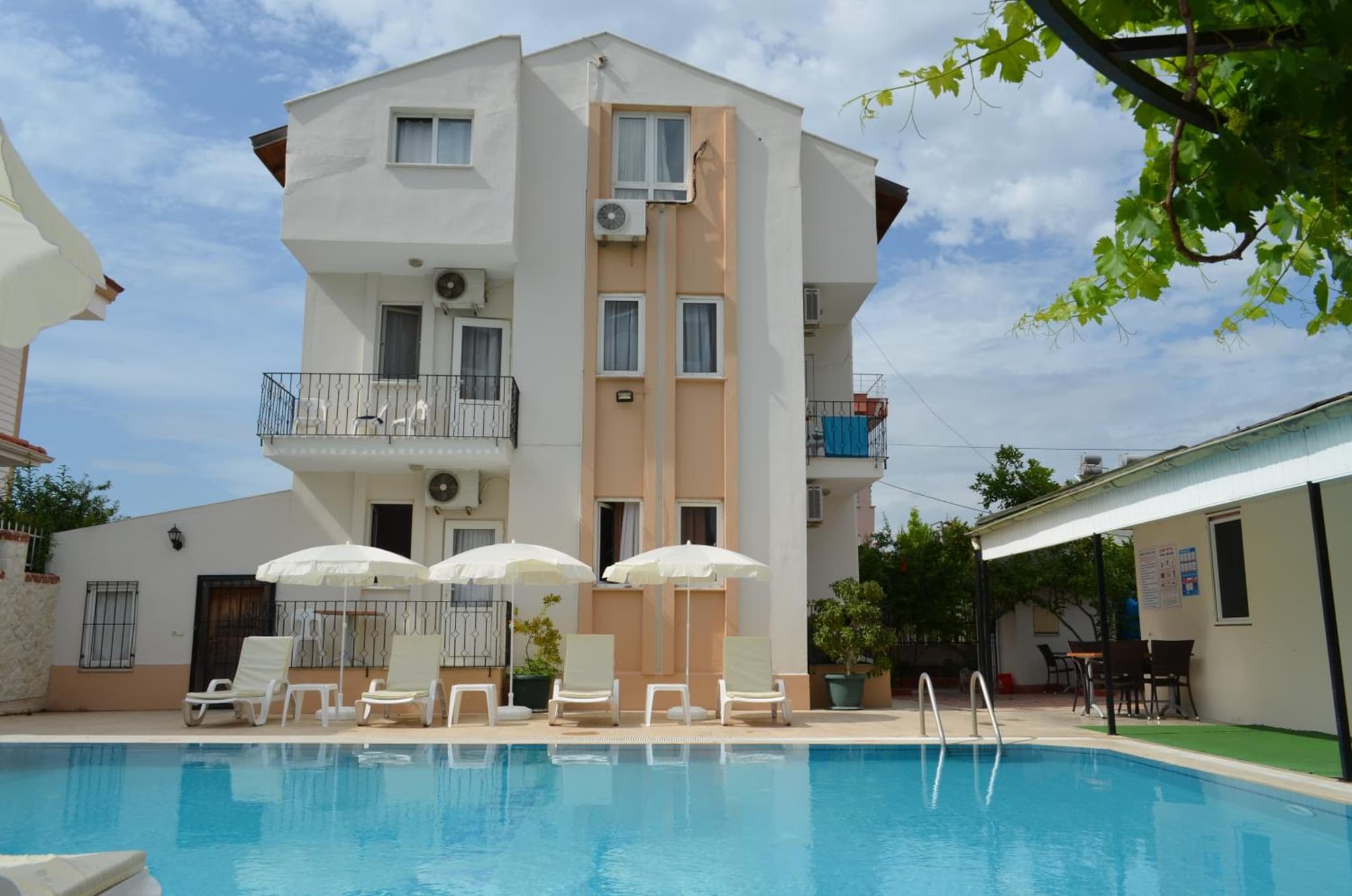 Cam Hotel - Image 1