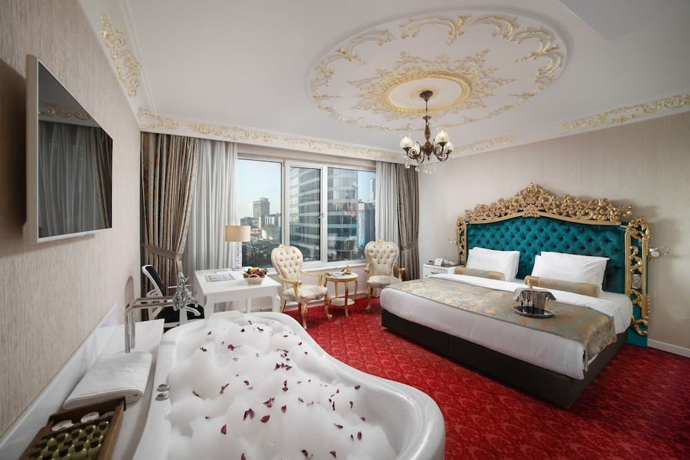 Beyaz Monarch Otel - Image 1