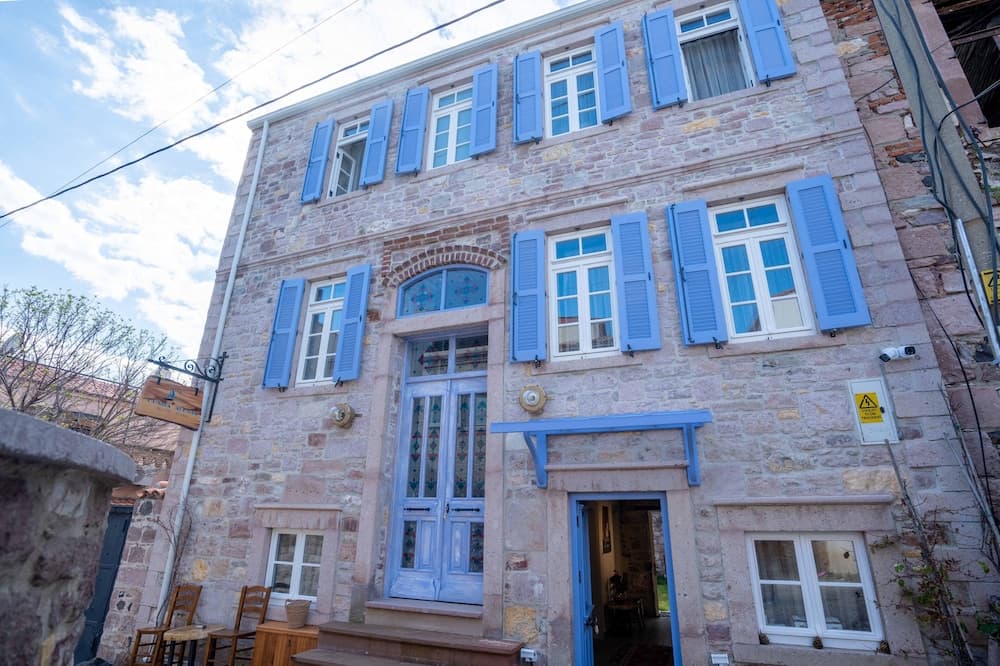 Cunda Alesta Otel - Image 1