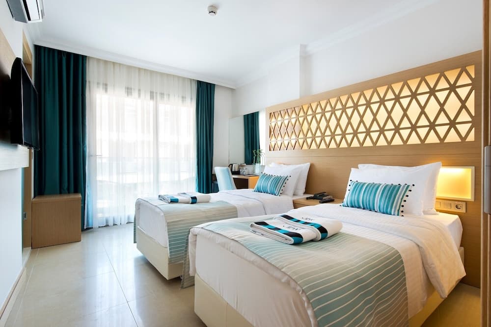 Aurasia Deluxe Hotel - Image 4